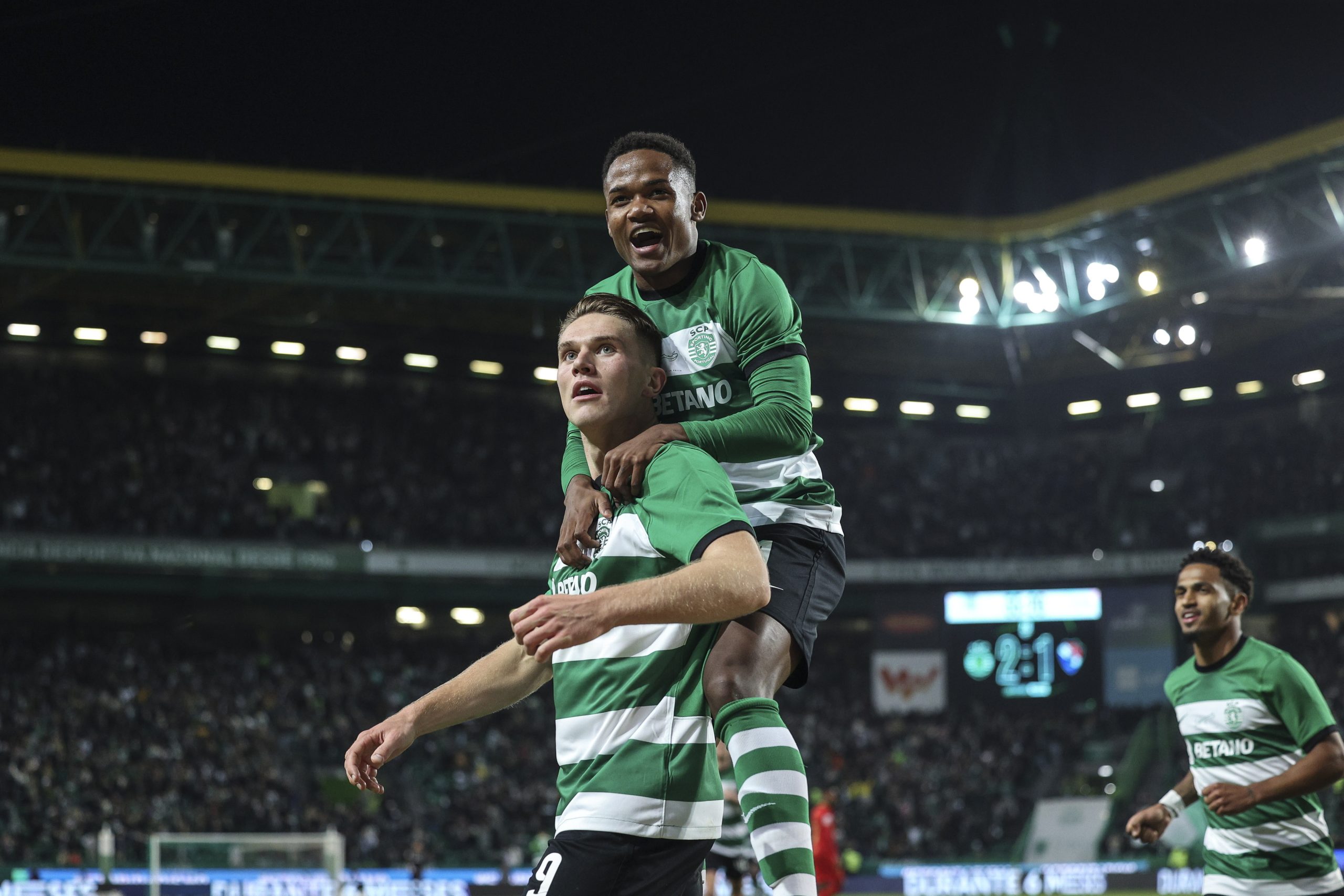 Sporting vence Benfica e está cada vez mais perto do título