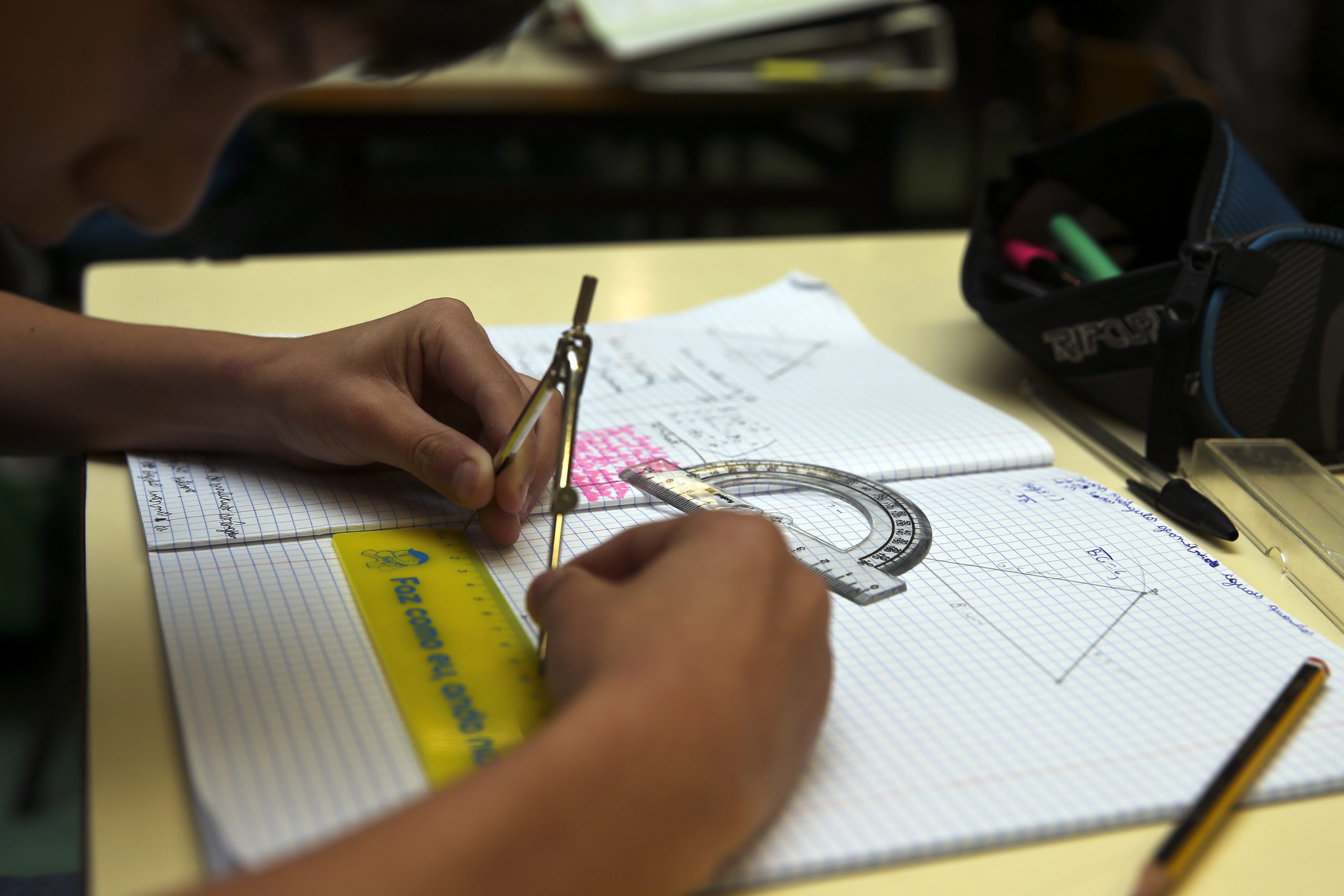 Falsa professora deu aulas durante 30 anos e escreveu manuais de Matemática ainda usados nas escolas