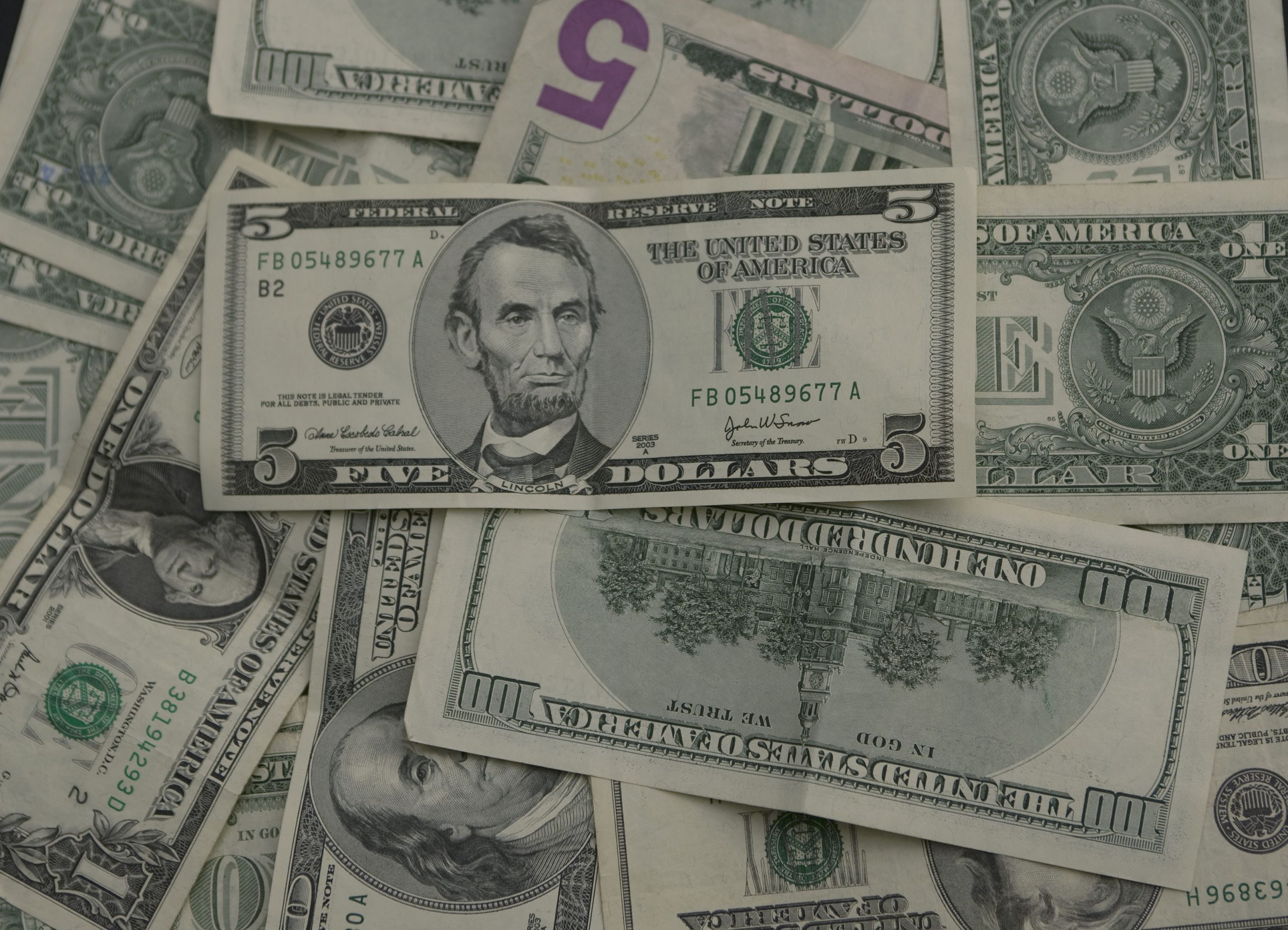 Preço do dólar nas ruas de Luanda em queda na última semana