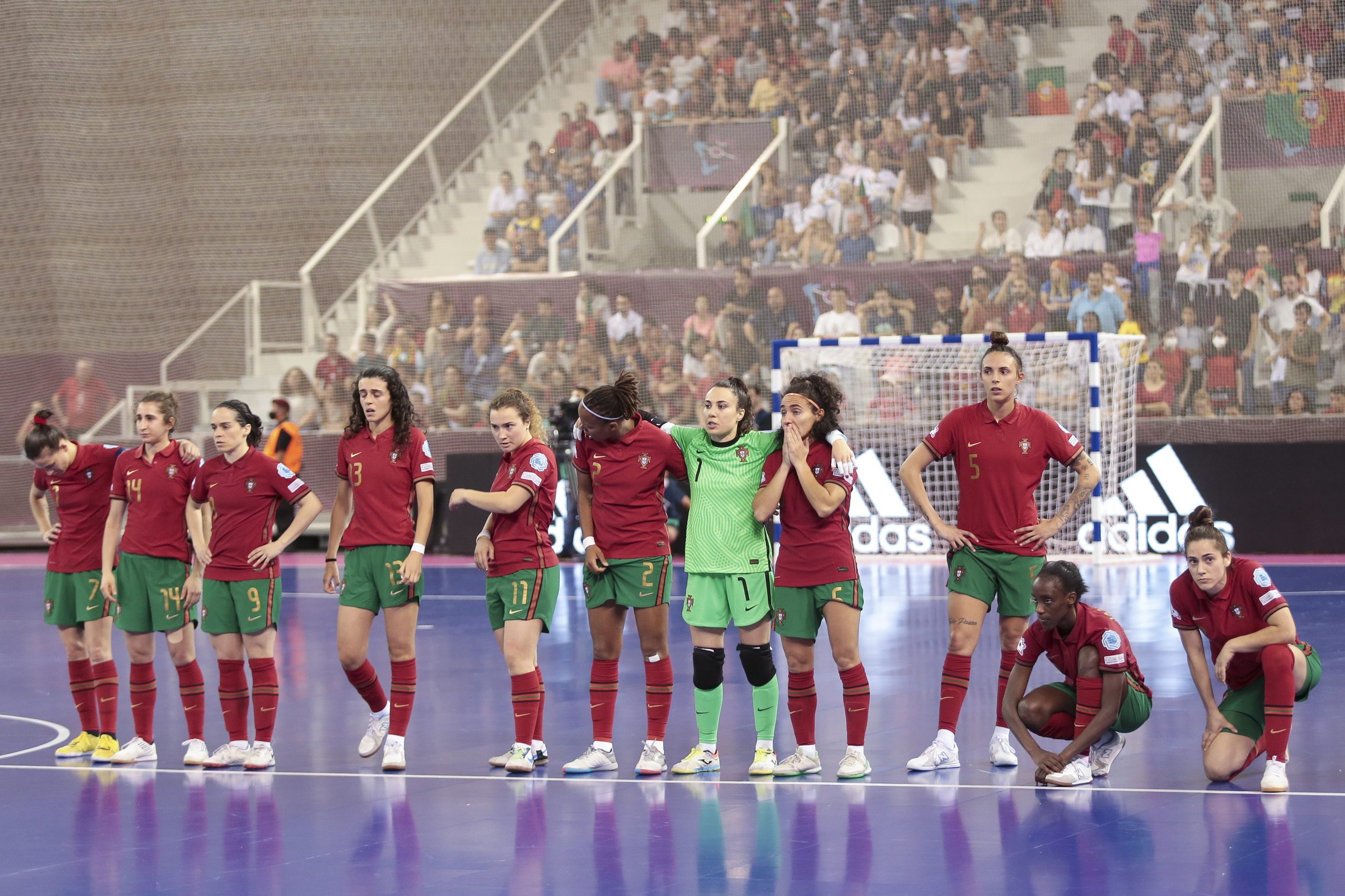 Seleção nacional feminina de futsal perde com Espanha pela margem mínima