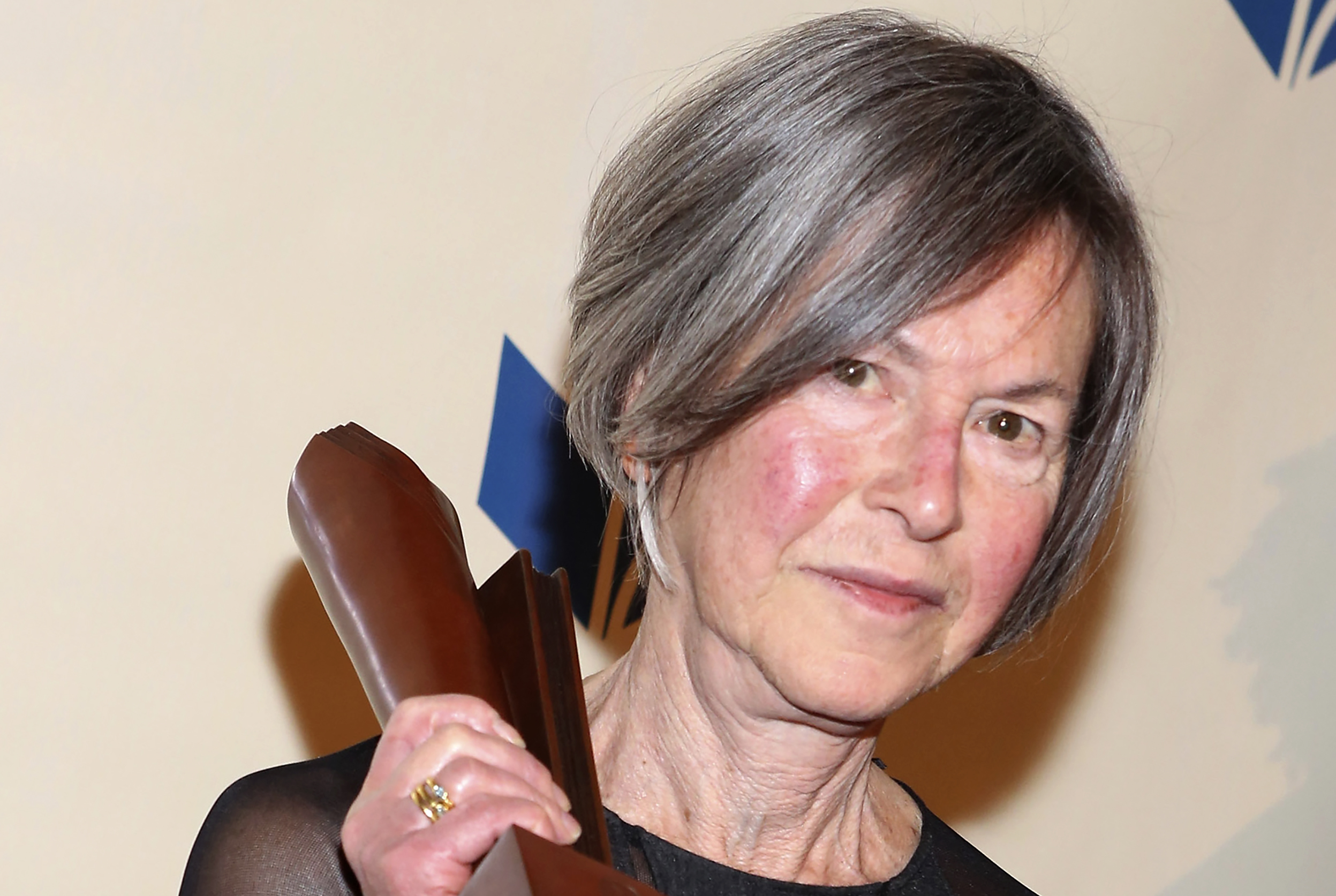 Nobel da Literatura foi atribuído à poeta norte-americana Louise Glück