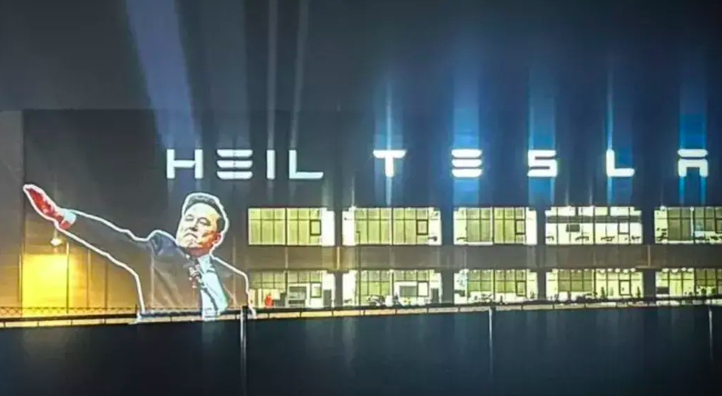 Imagem de Musk com braço levantado em fábrica na Alemanha: “Heil Tesla”