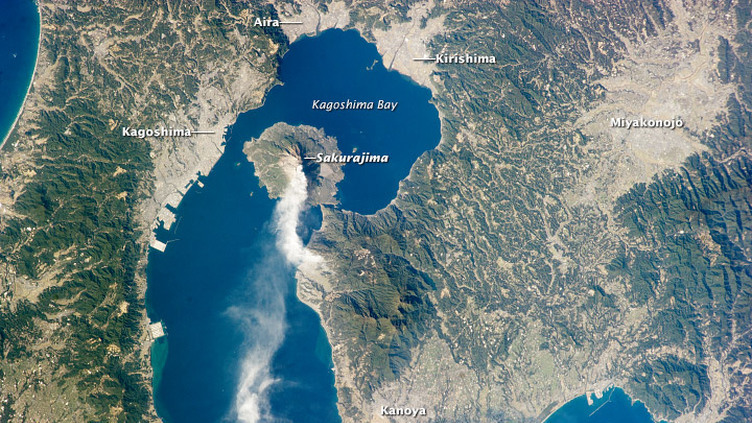 Vulcão japonês Sakurajima entra em erupção
