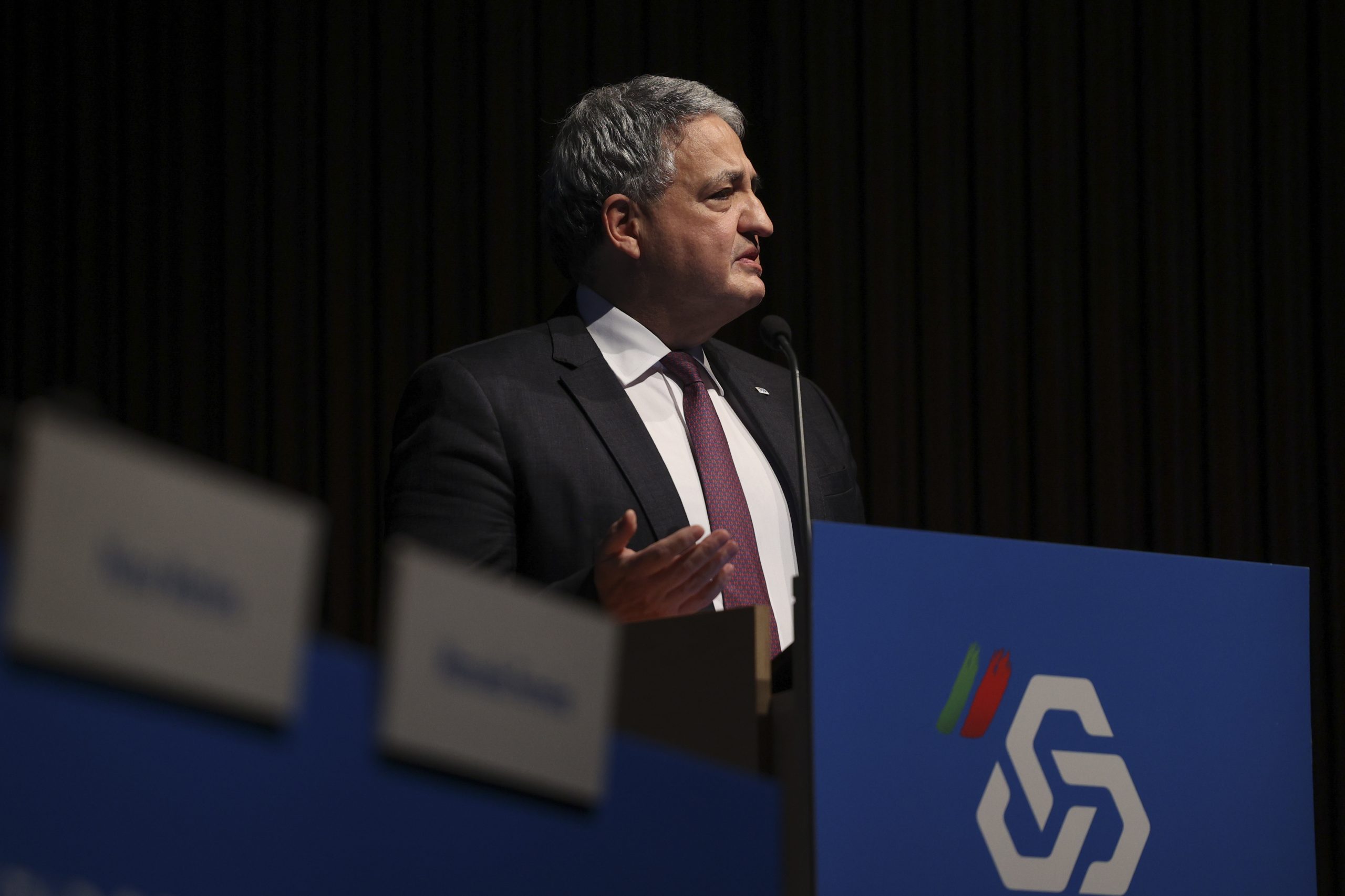 “Não é afastar o Governador do BdP que ajudará à estabilidade do país”