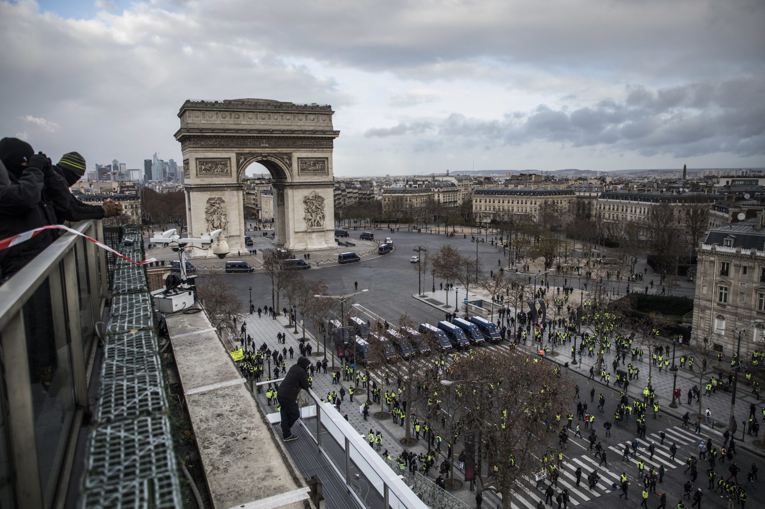 Paris aquece com “coletes amarelos” a ponderar juntarem-se à Marcha do Clima