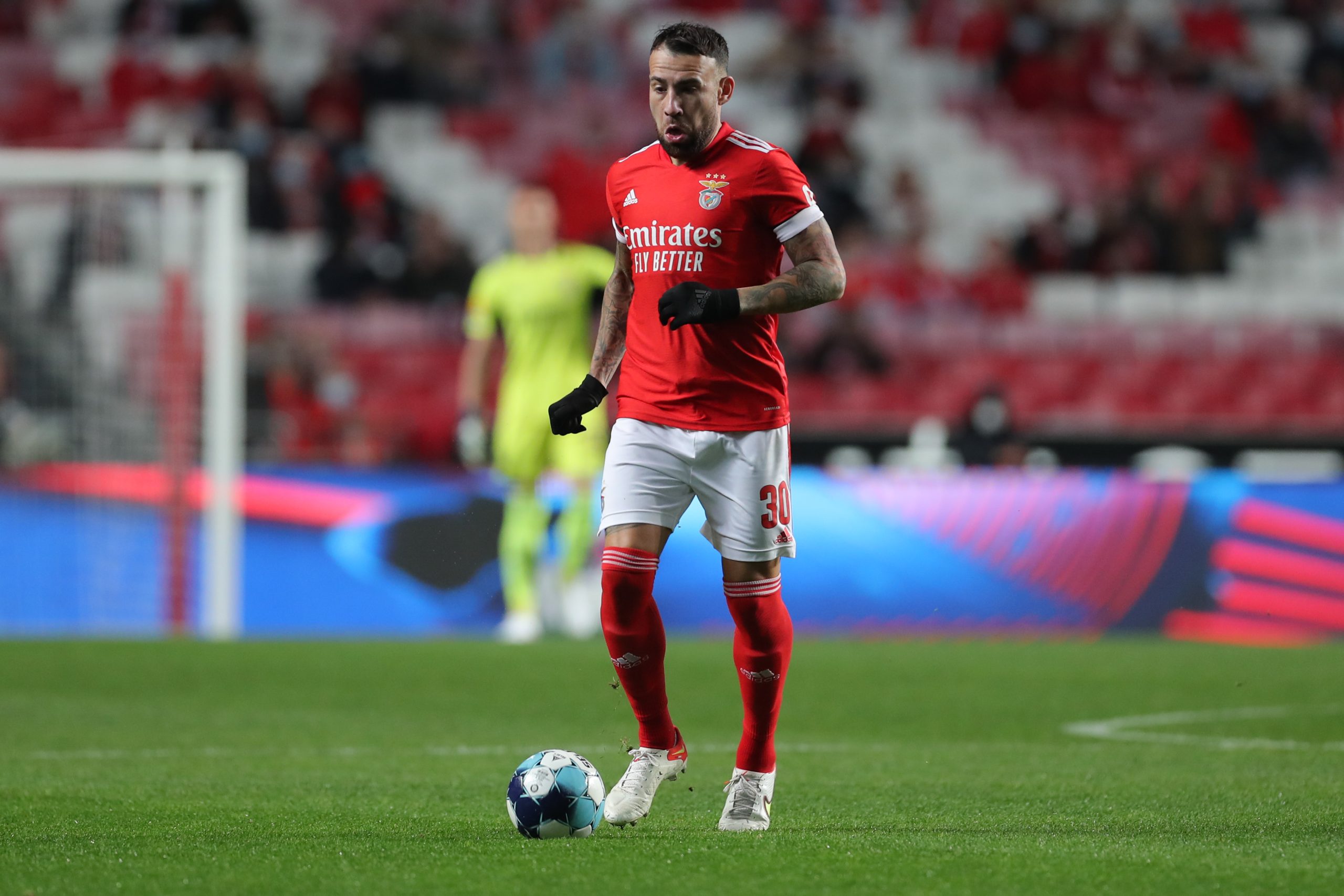 Defesa argentino Nicolás Otamendi renova com o Benfica até 2025