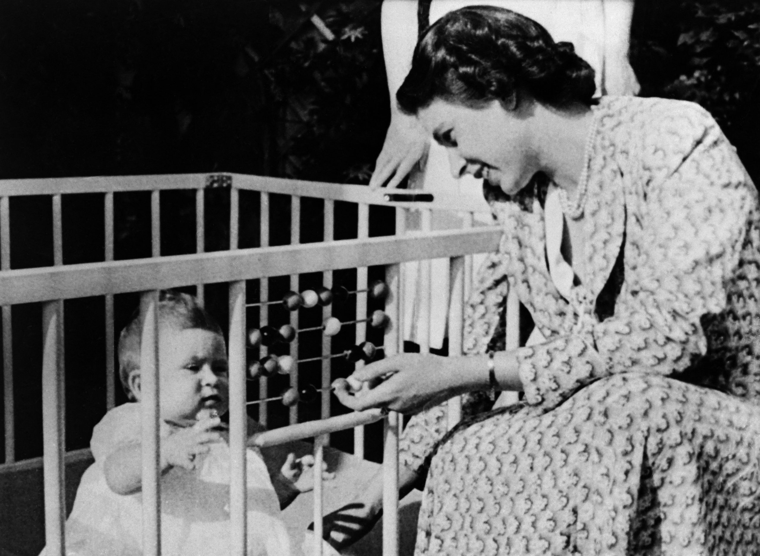 “A mamã usava a coroa quando me dava banho”, confessa Carlos III em novo documentário