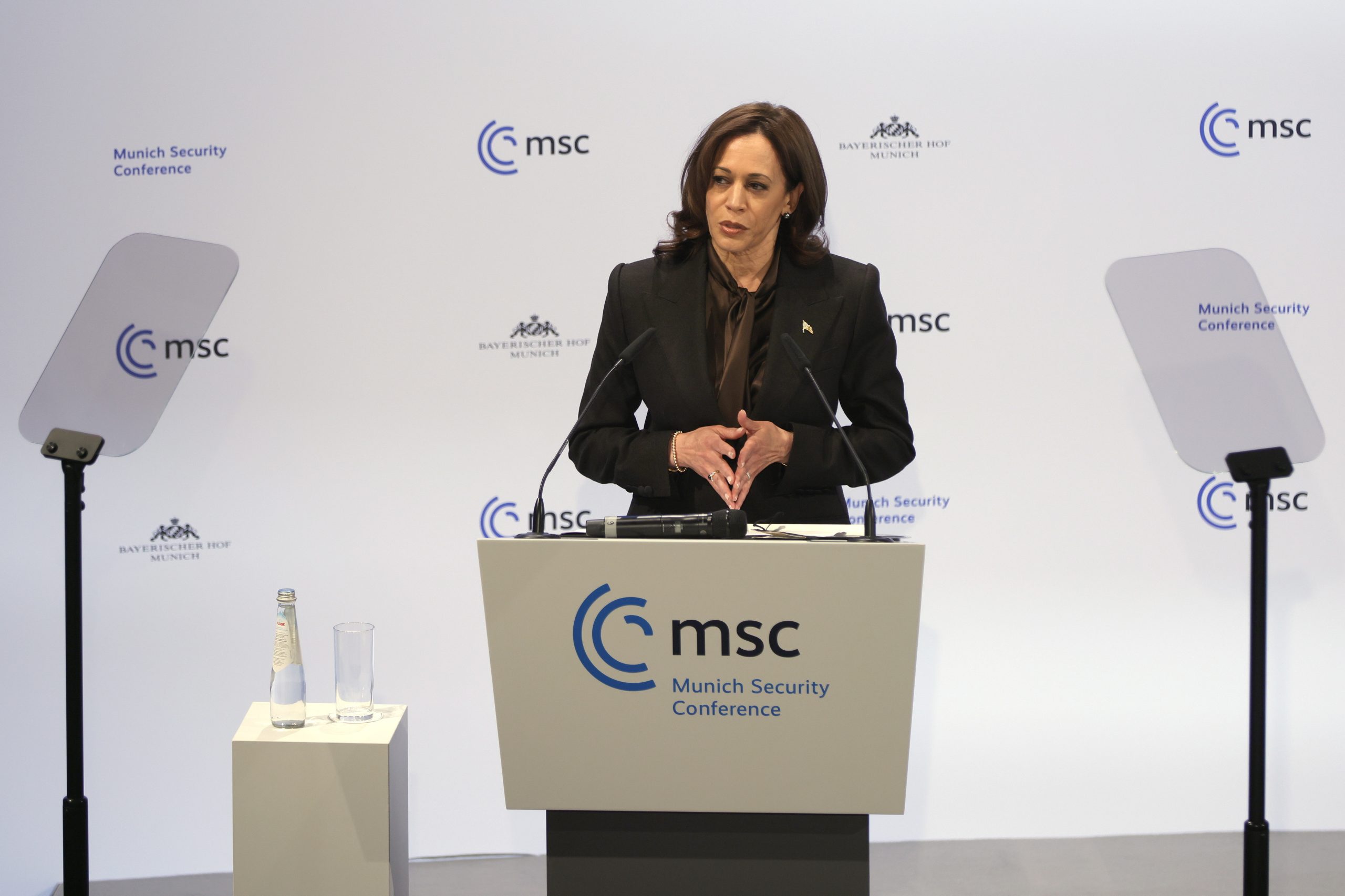 Kamala Harris ameaça com mais tropas da NATO e sanções económicas “severas” à Rússia em caso de invasão