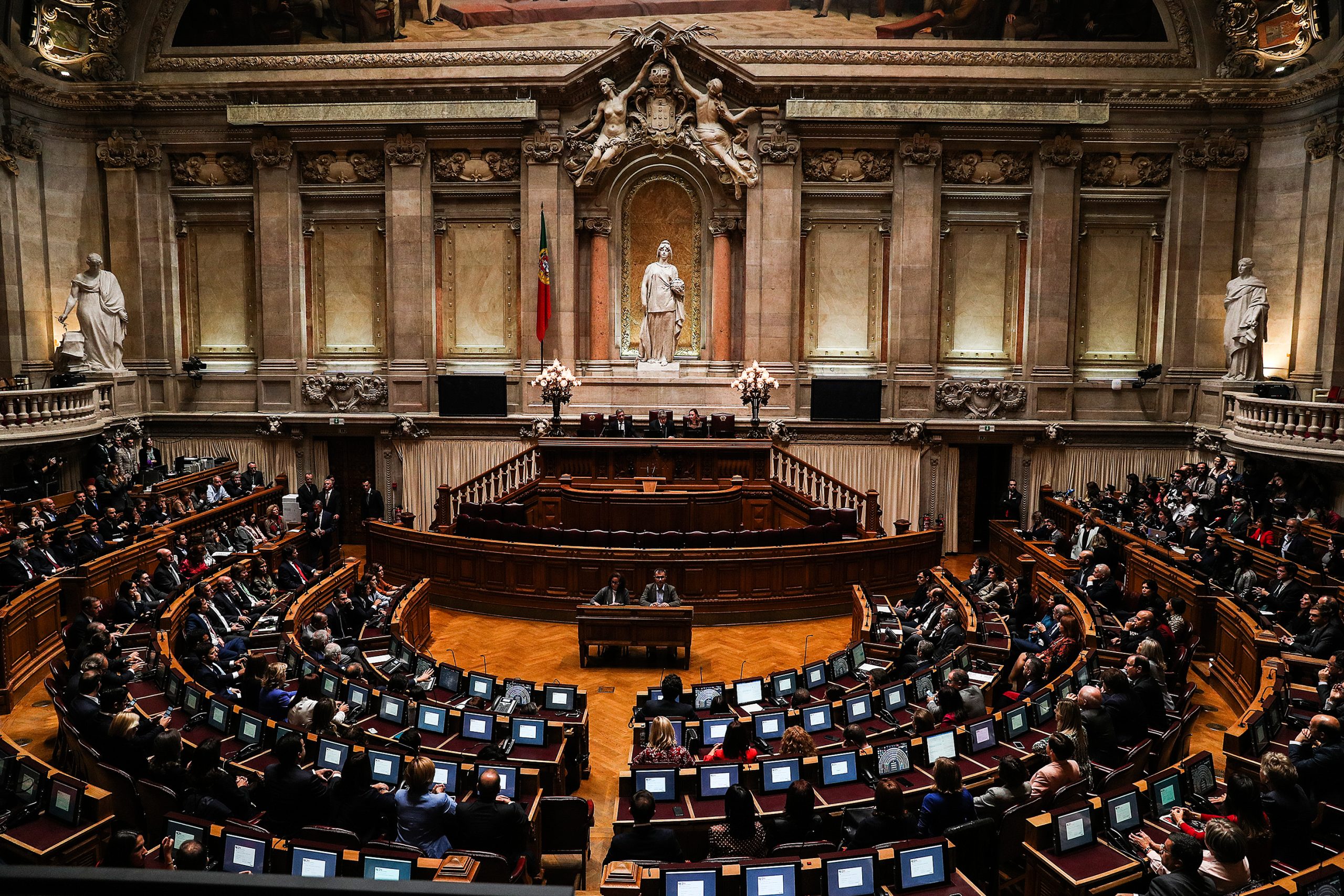 De pesar, solidariedade ou por tudo e por nada. Há uma “banalização” de votos na Assembleia da República? Mergulhámos nas votações