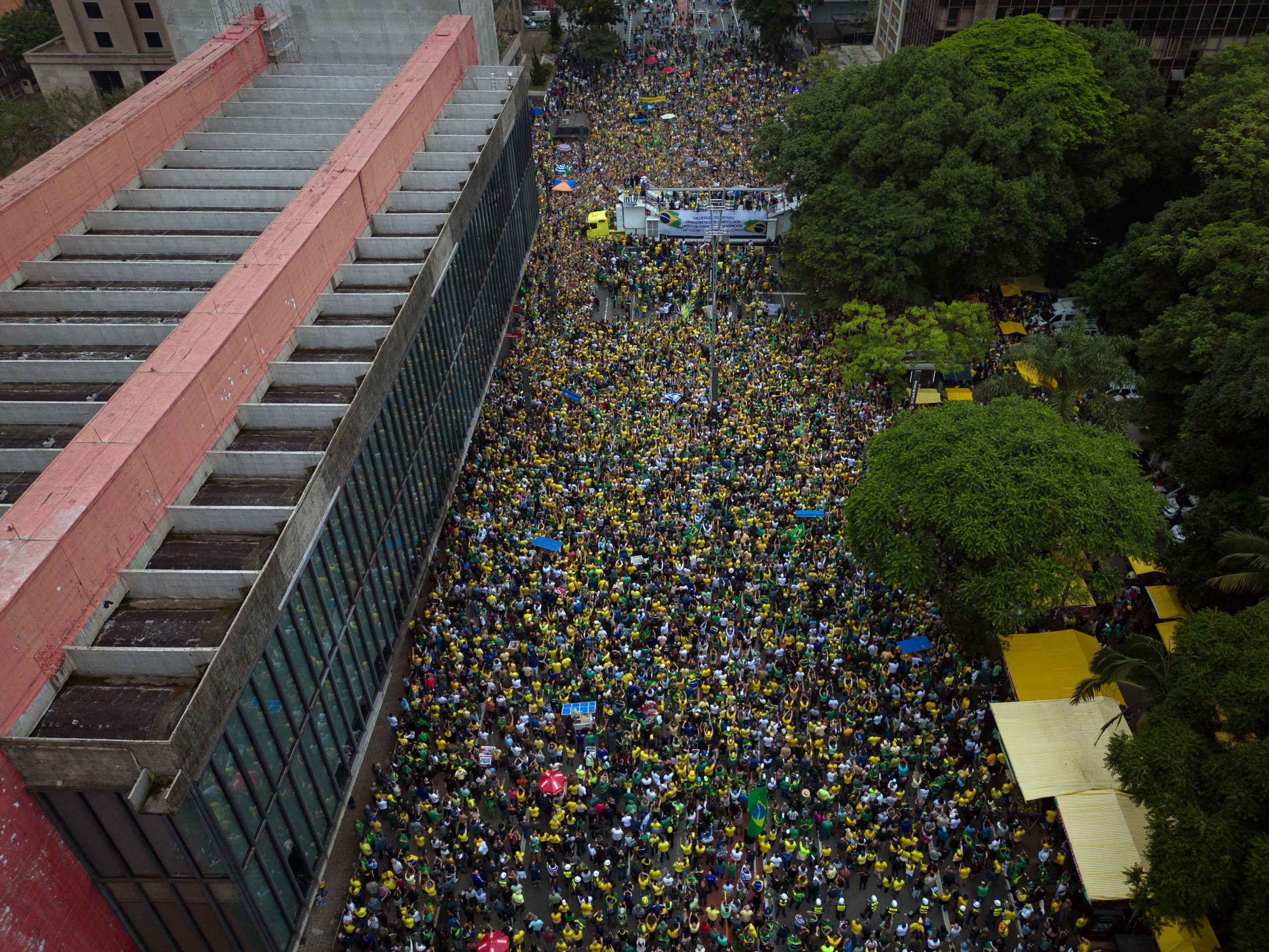Centenas de apoiantes de Bolsonaro manifestam-se contra “abusos” do Supremo Tribunal Federal