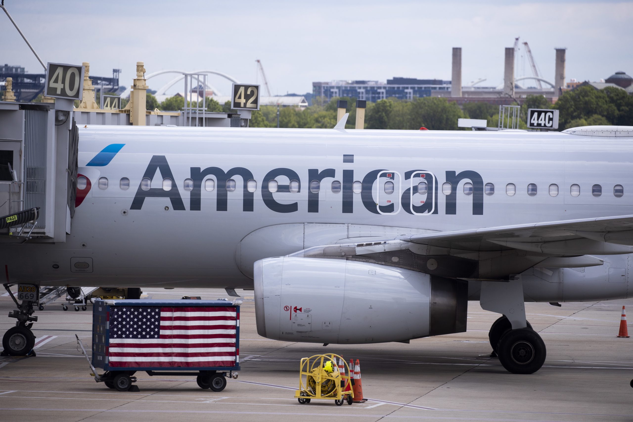 Covid-19: American Airlines vai começar a despedir 19.000 funcionários