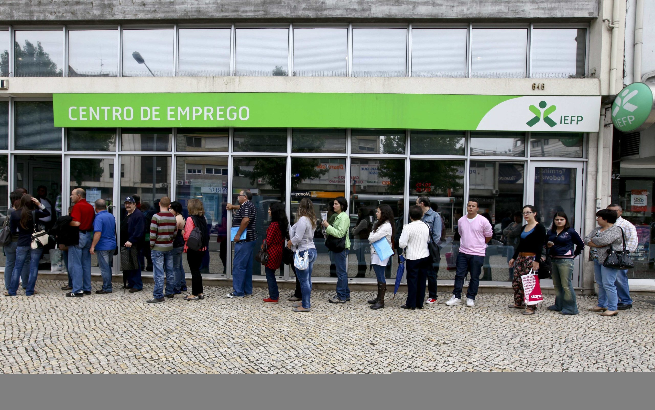 Número de desempregados inscritos nos centros de emprego sobe 32,4% em janeiro