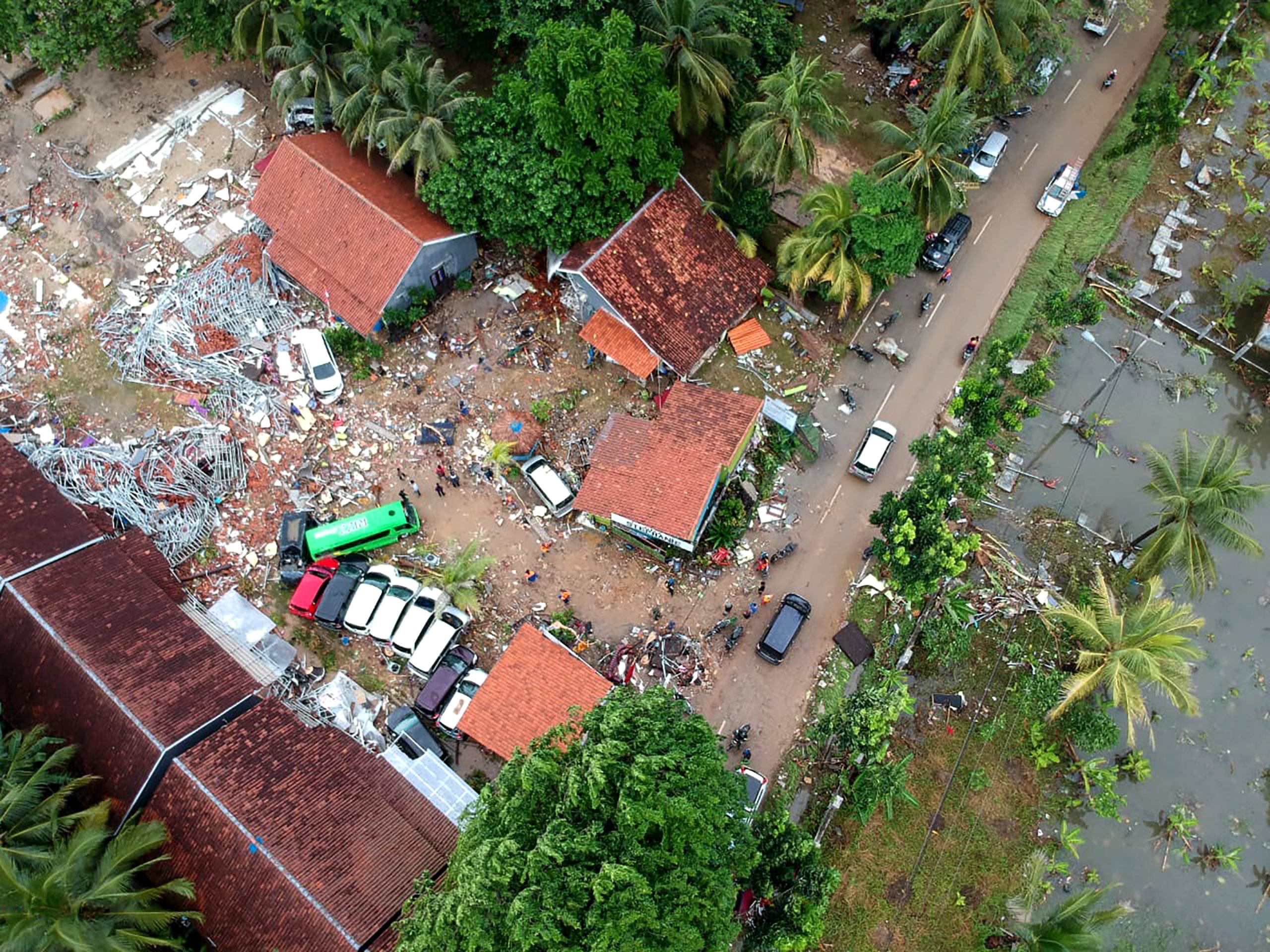 Novo balanço aponta para 222 mortos, 843 feridos e 28 desaparecidos após tsunami na Indonésia
