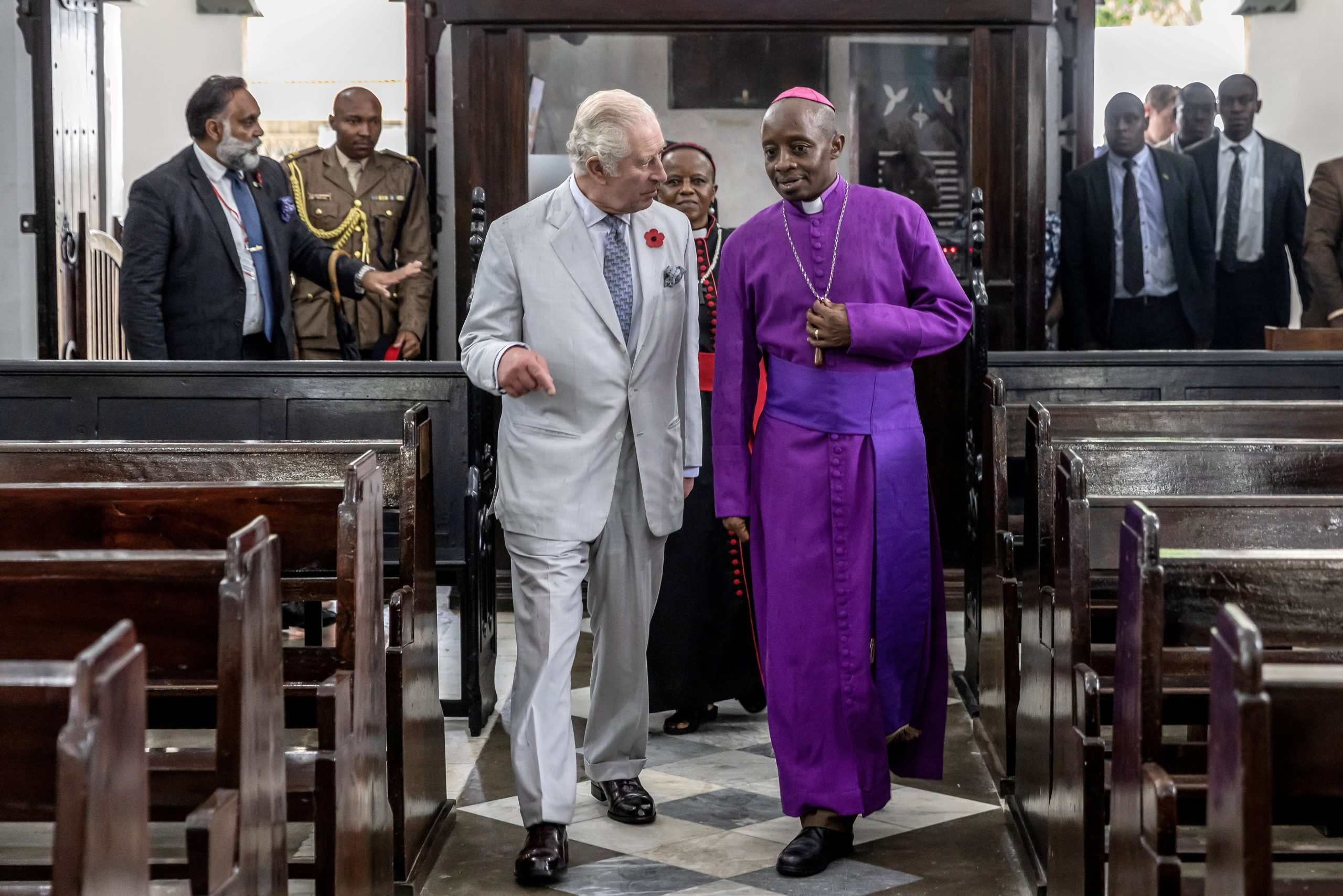 Rei britânico reúne-se com líderes religiosos no final da visita ao Quénia