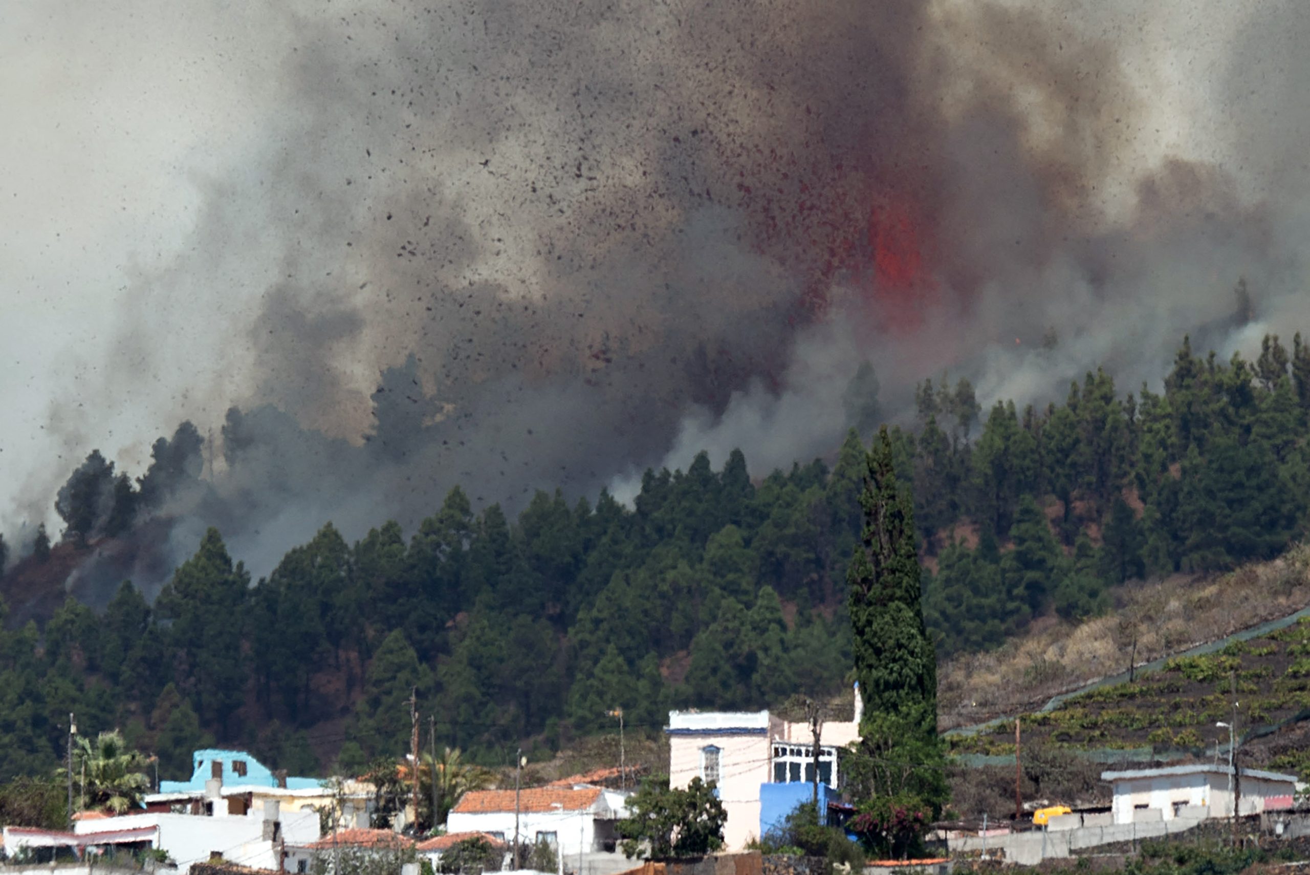 Canárias: Vulcão Cumbre Vieja entrou em erupção. Primeiro-ministro espanhol viaja para La Palma e adia visita aos EUA