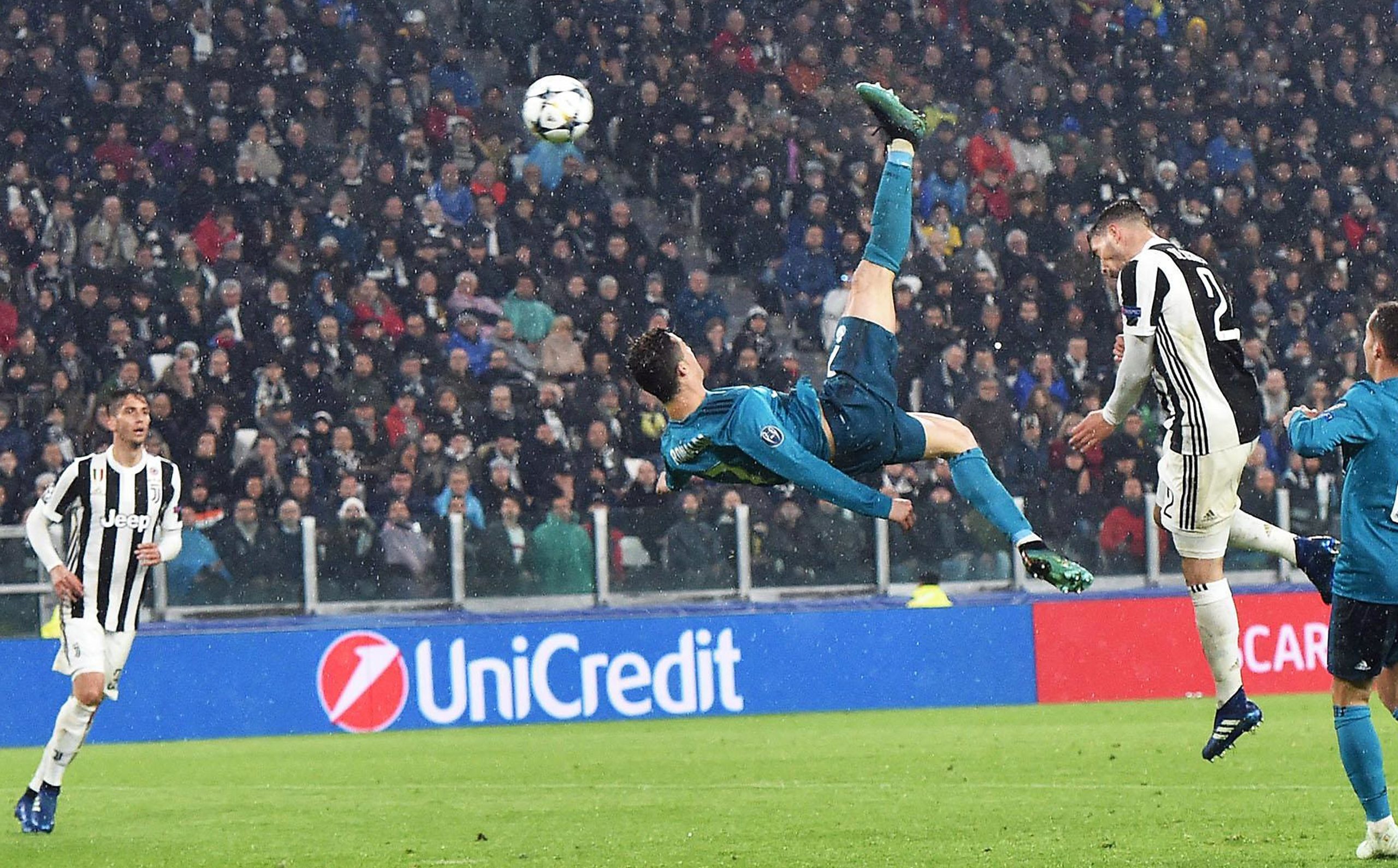 Ronaldo e Ricardinho entre os quatro portugueses nomeados para melhor golo da UEFA