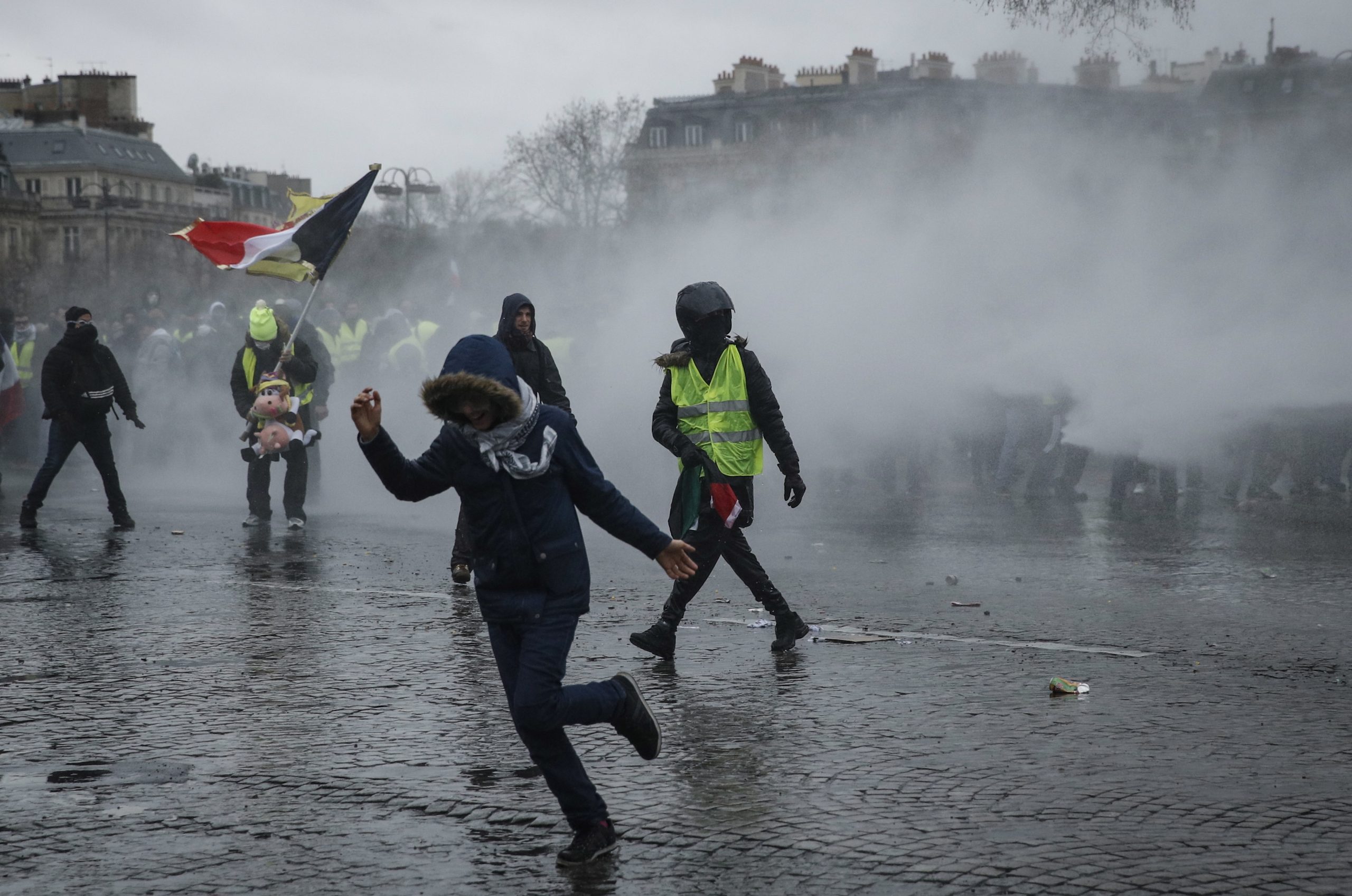 Cerca de 80 mil polícias mobilizados para as manifestações dos “coletes amarelos” em França