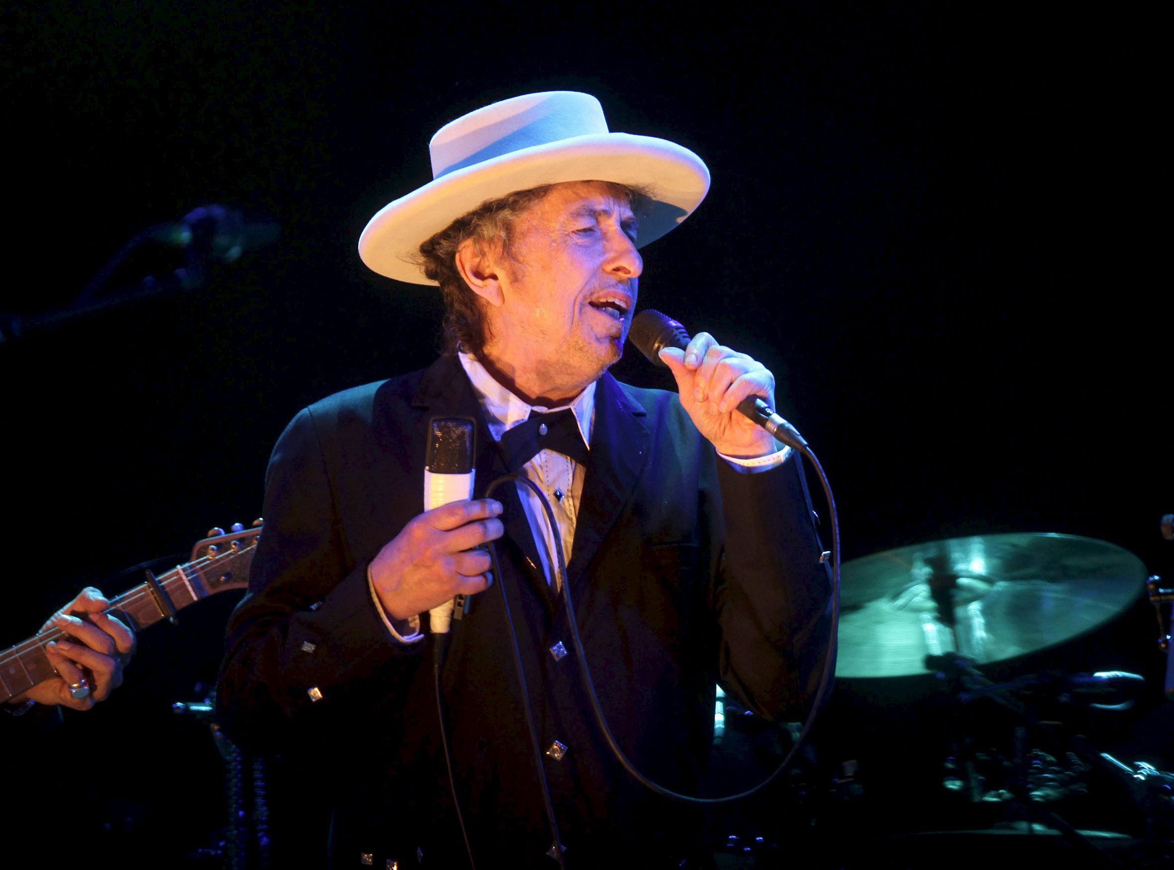 Dylan aceita Nobel e pode vir a comparecer na cerimónia de entrega