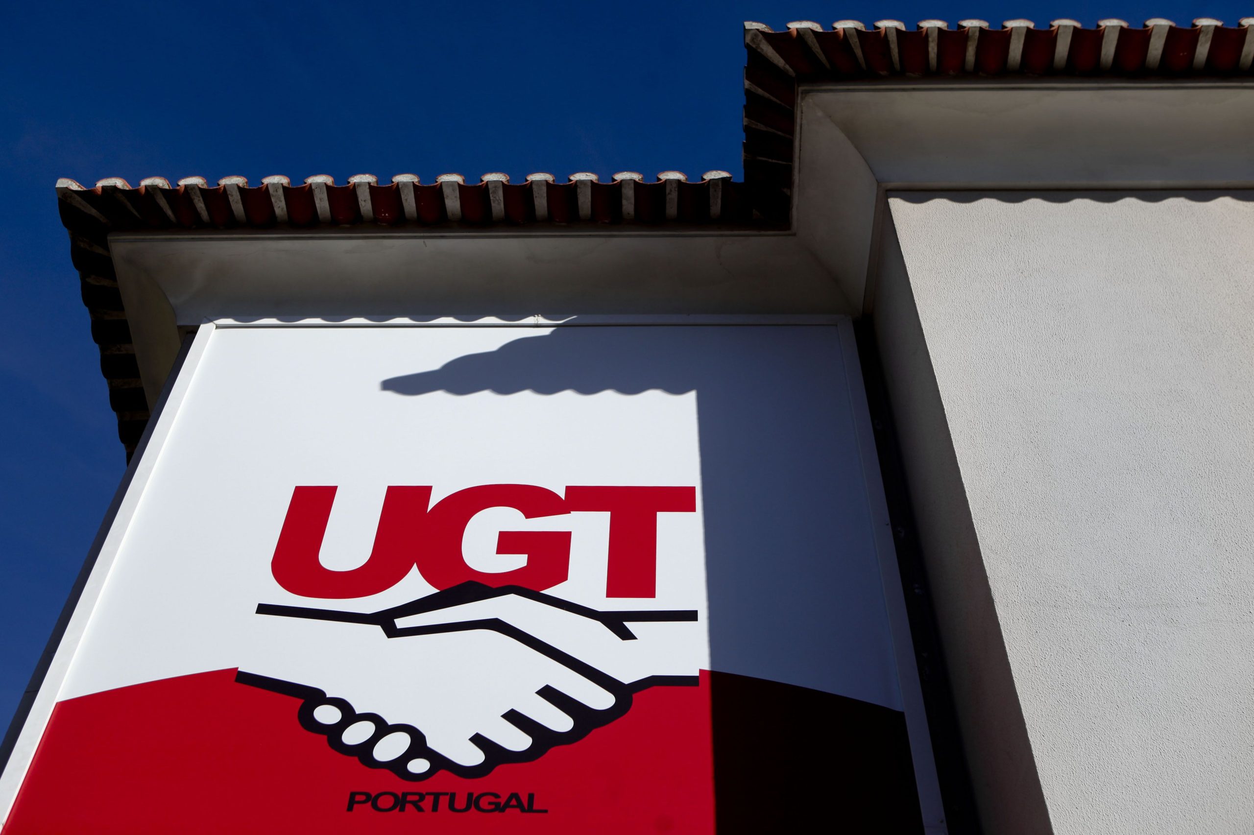 UGT quer salário mínimo de 565 euros em 2017 e aumentos médios entre 3% e 4%