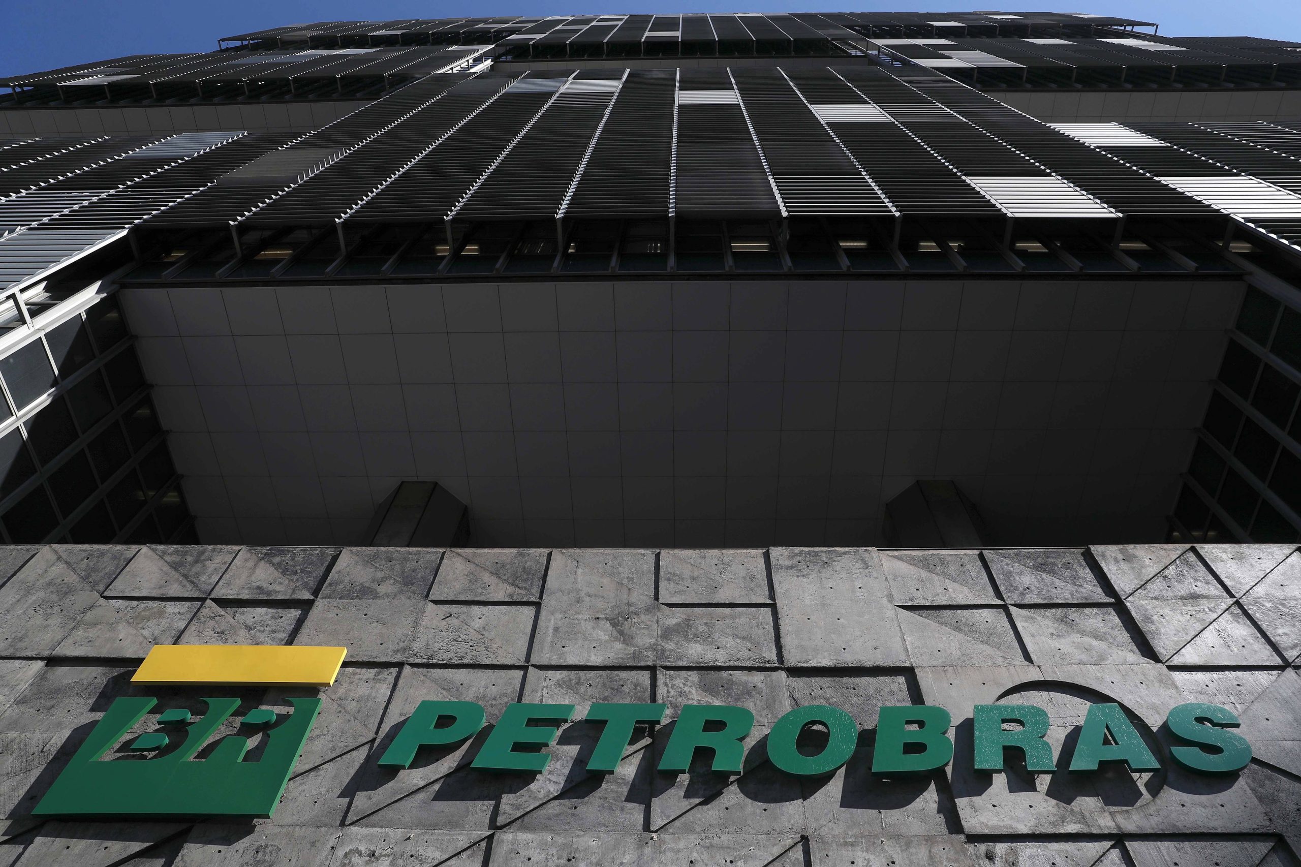 Brasileira Petrobras amplia corte na produção de petróleo face à pandemia