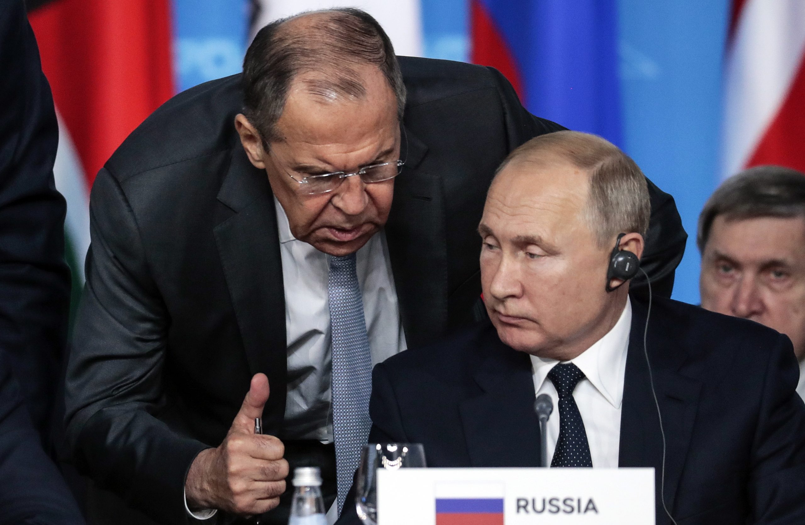 Reino Unido congela bens de Vladimir Putin e do ministro Sergei Lavrov. EUA também anunciam sanções
