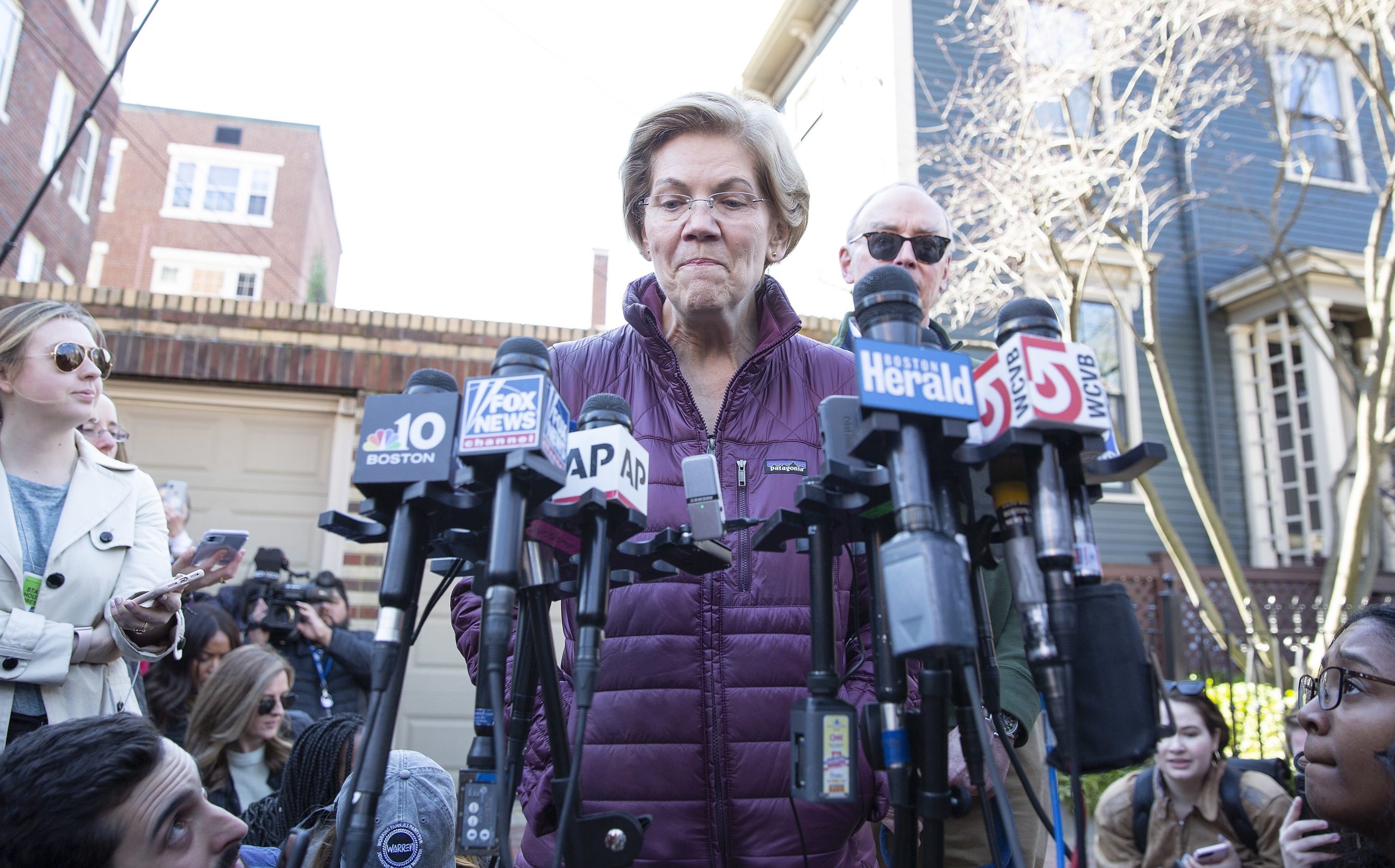 EUA: Elizabeth Warren anuncia apoio ex-rival democrata Joe Biden