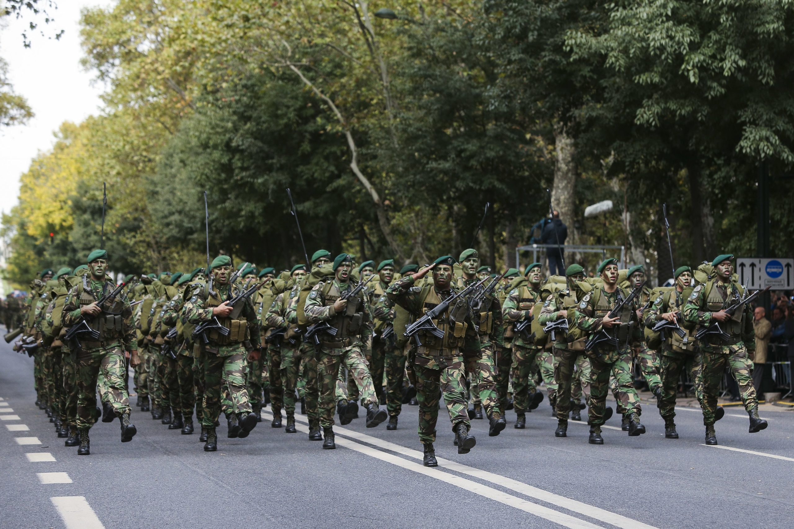Milhares de curiosos de várias idades enchem avenida para ver desfile militar em Lisboa