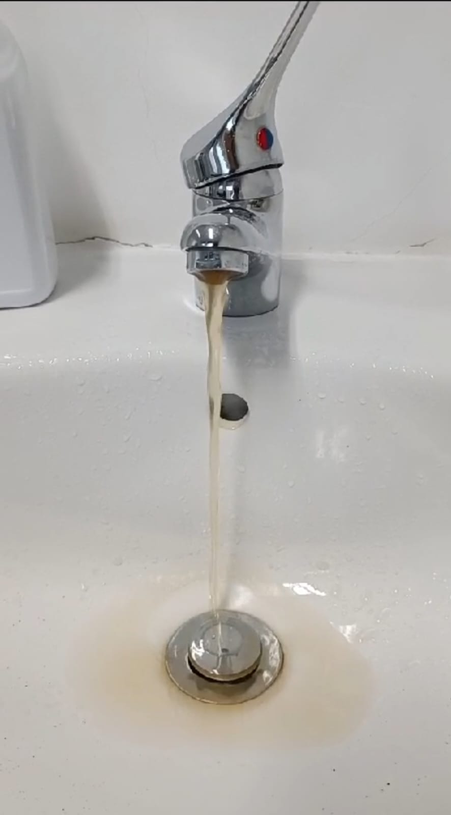 Água da torneira sai castanha em Centro de Saúde de Rio Maior. Utentes não foram avisados do problema