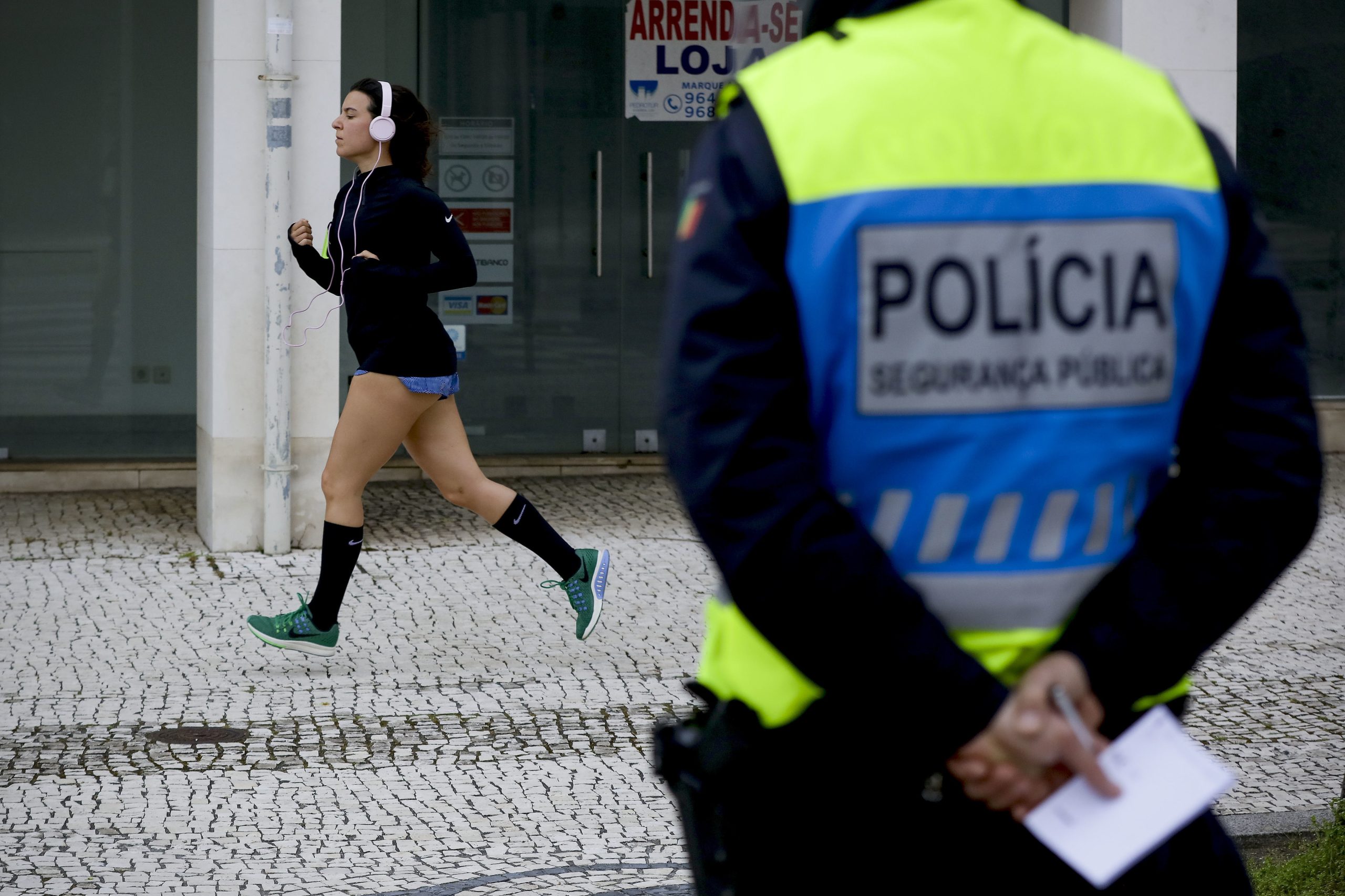 Covid-19: Um refugiado infetado foi apanhado nas compras pela PSP porque estava com fome