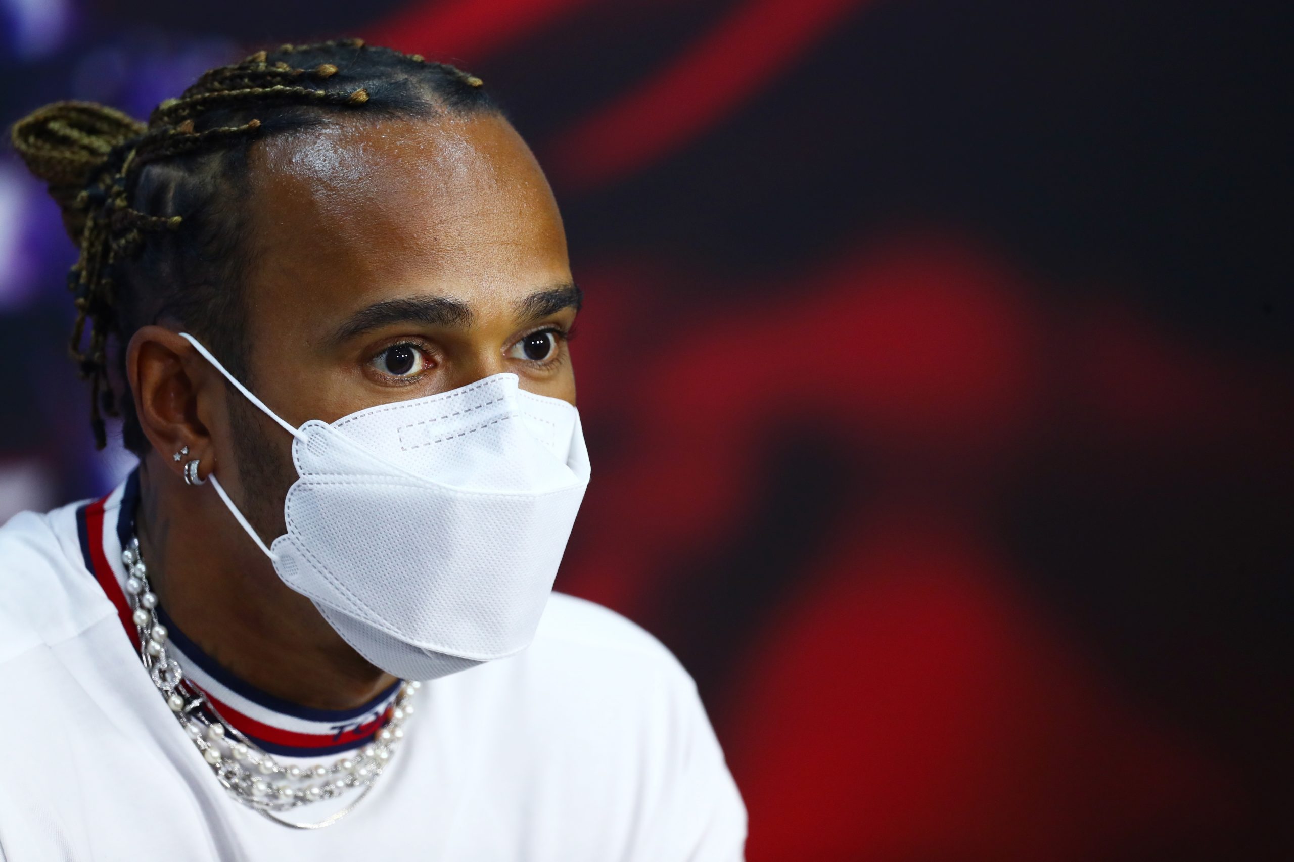 Hamilton pede que F1 não ignore violações de direitos nos países com corridas