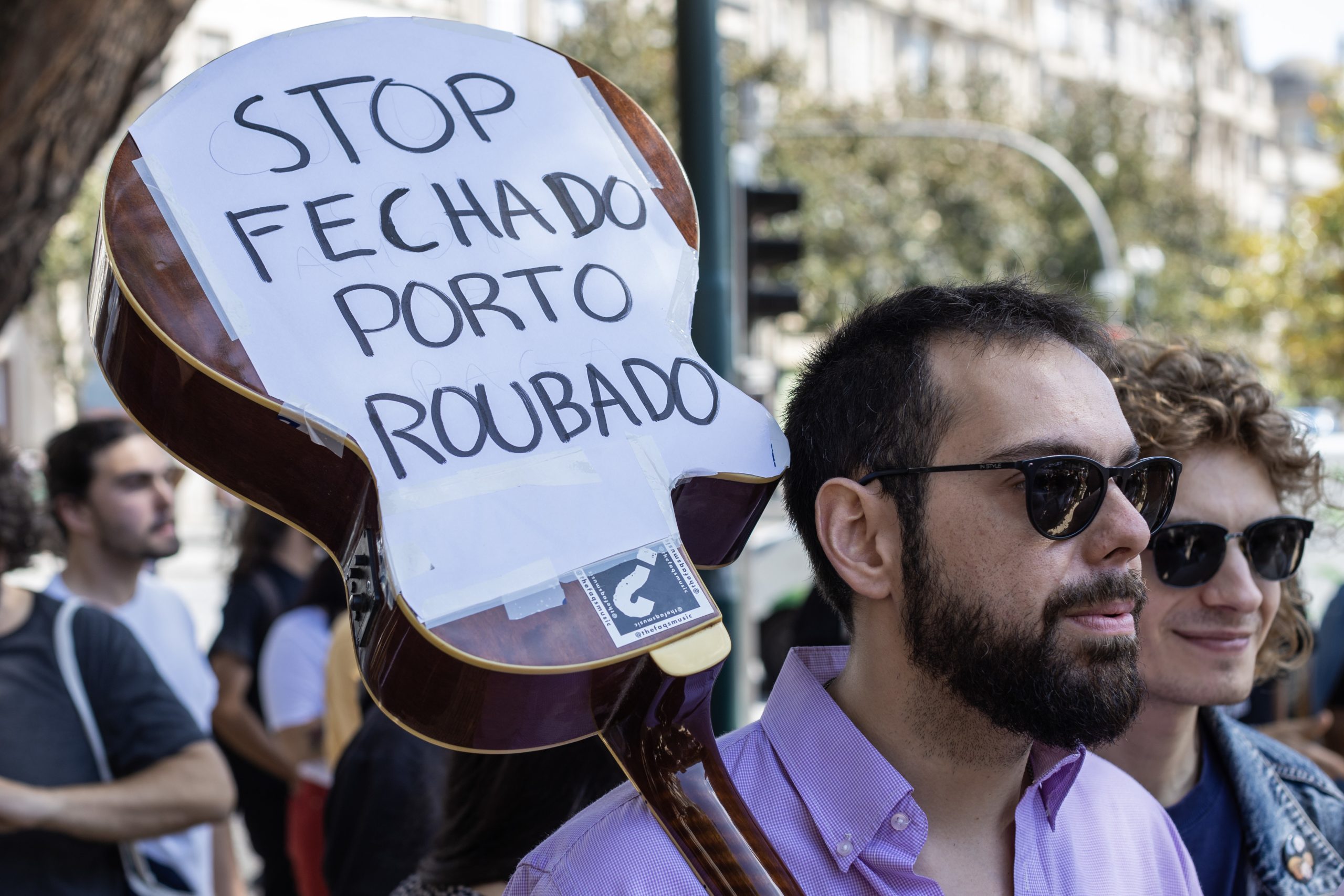Centro Comercial Stop reabre na sexta-feira no Porto com bombeiros à porta