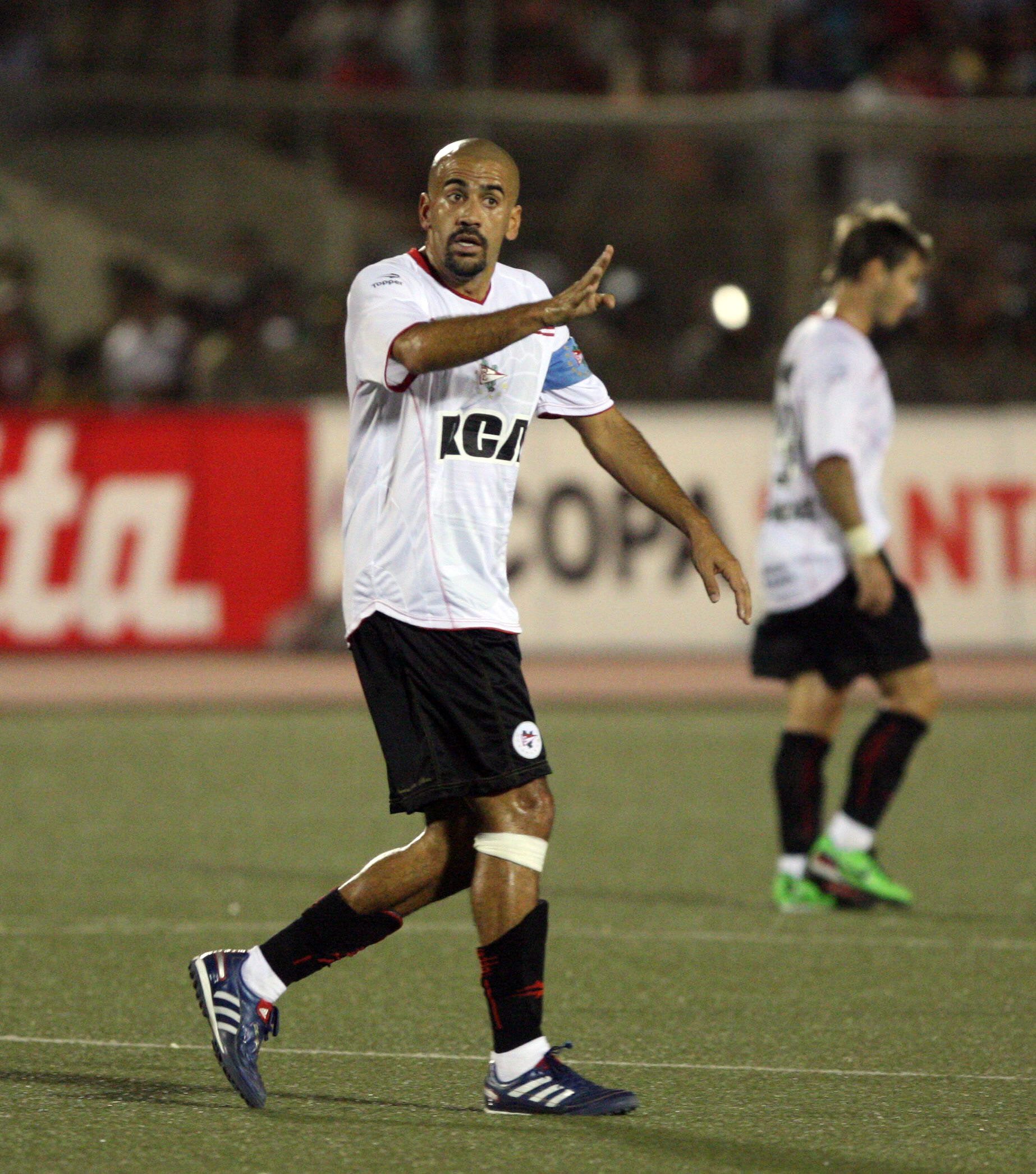 Juan Sebastian Verón vai voltar aos relvados para representar o clube de que é Presidente