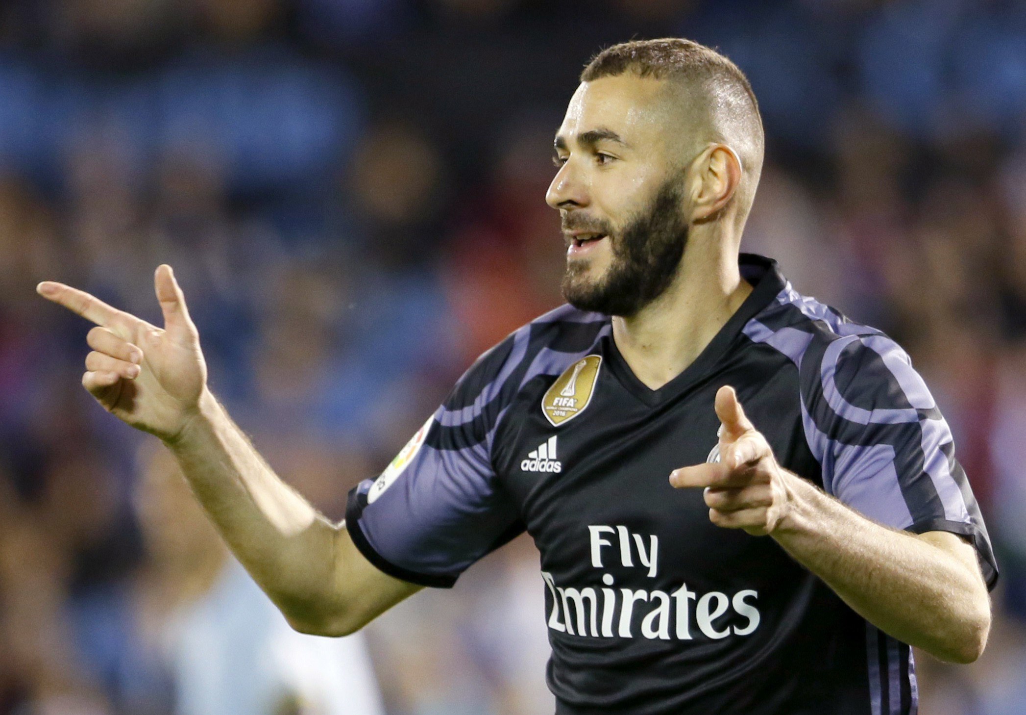 Benzema renova pelo Real Madrid e diz que um avançado é mais do que golos