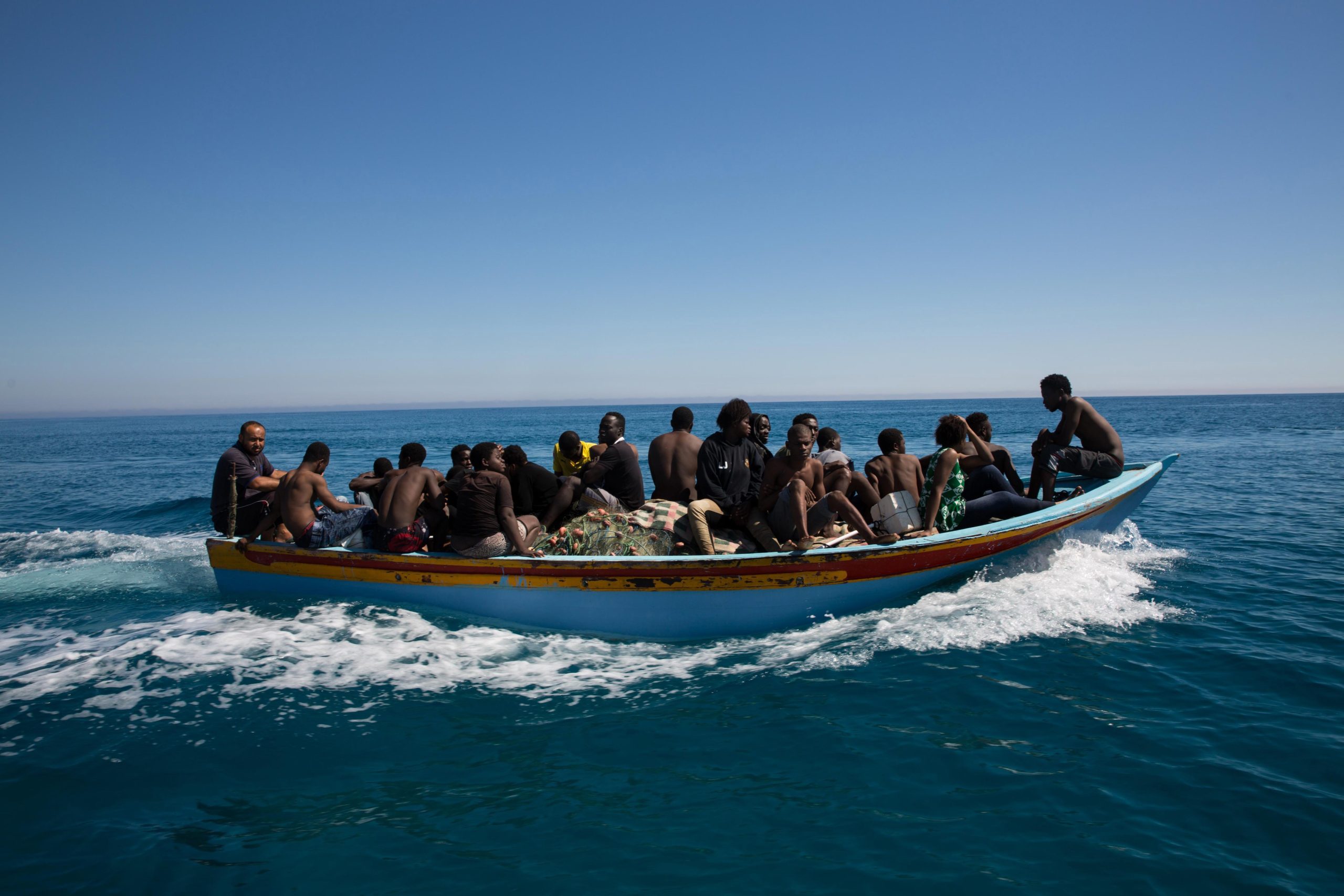 Três ONG suspendem resgate de migrantes no Mediterrâneo devido a restrições líbias