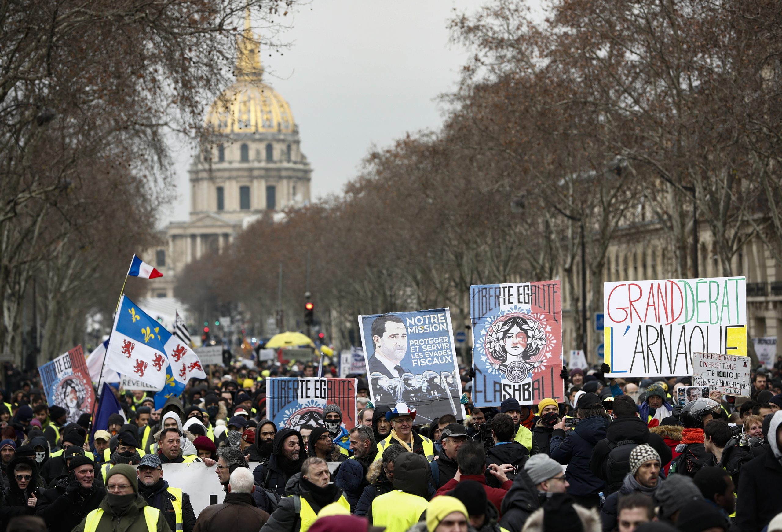 Milhares de “coletes amarelos” manifestam-se em França pelo décimo sábado consecutivo