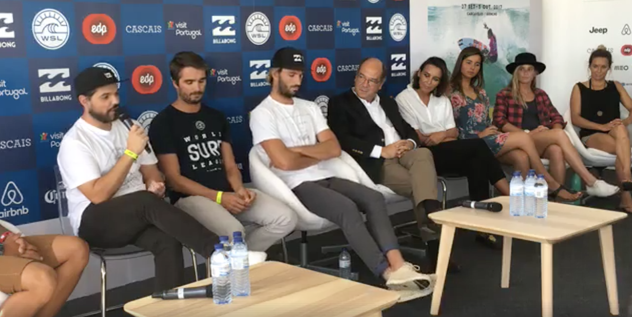 Eles e elas dentro de água e Cascais no centro do surf mundial