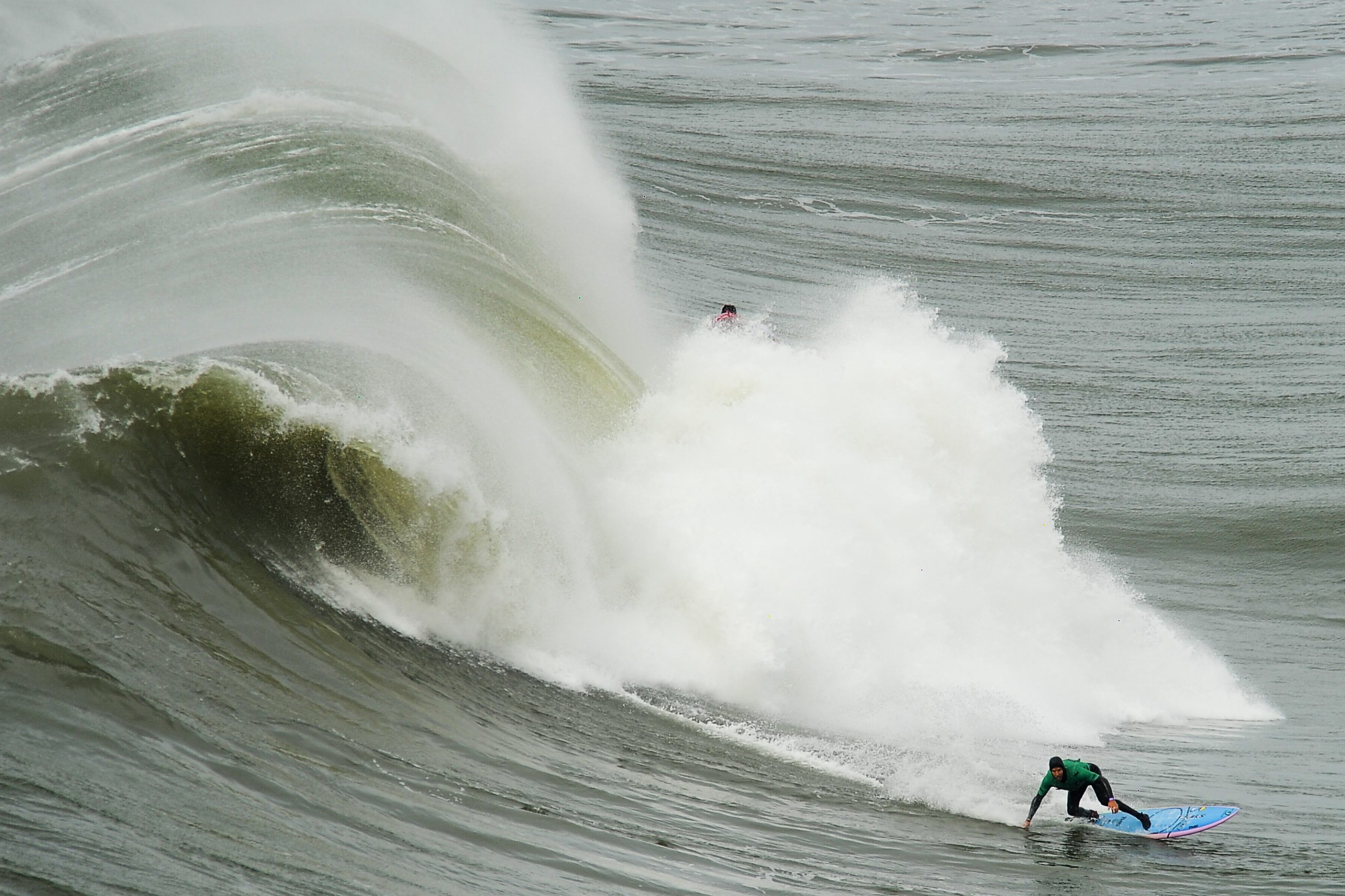 Sul-africano Grant Baker vence campeonato de ondas gigantes na Nazaré