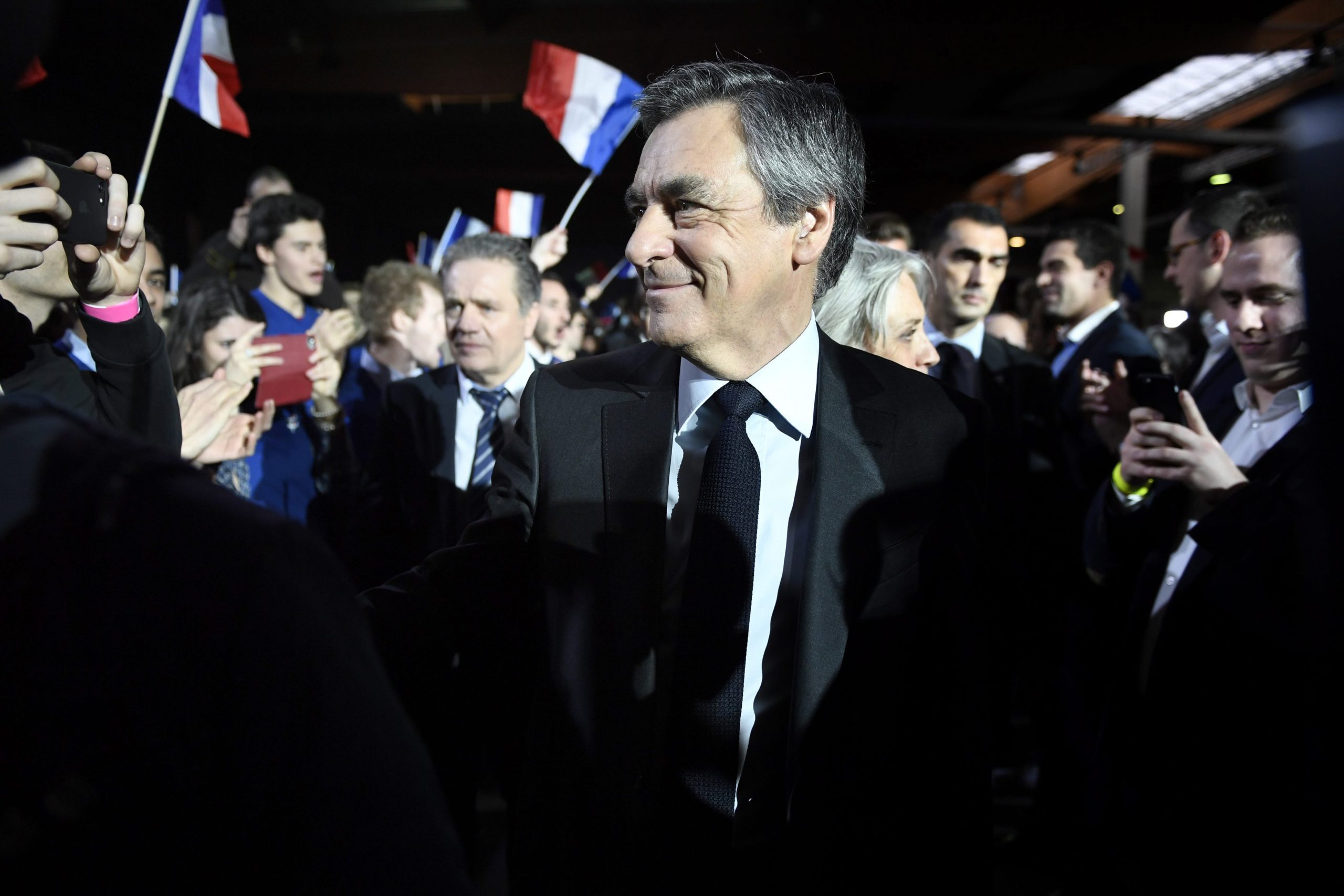 O abismo de François Fillon. A investigação continua e o Eliseu está cada vez mais longe