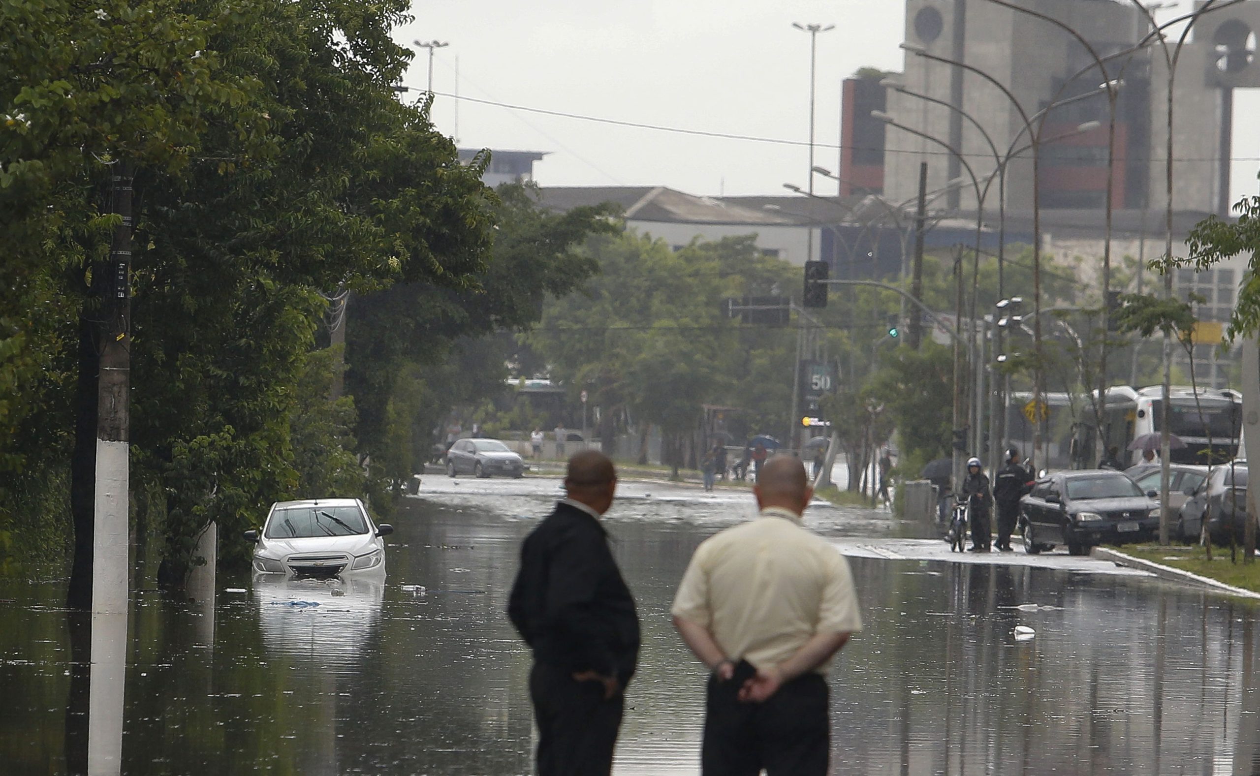 Comboios parados e aviões em terra. São Paulo enfrenta volume de chuva mais intenso em 37 anos