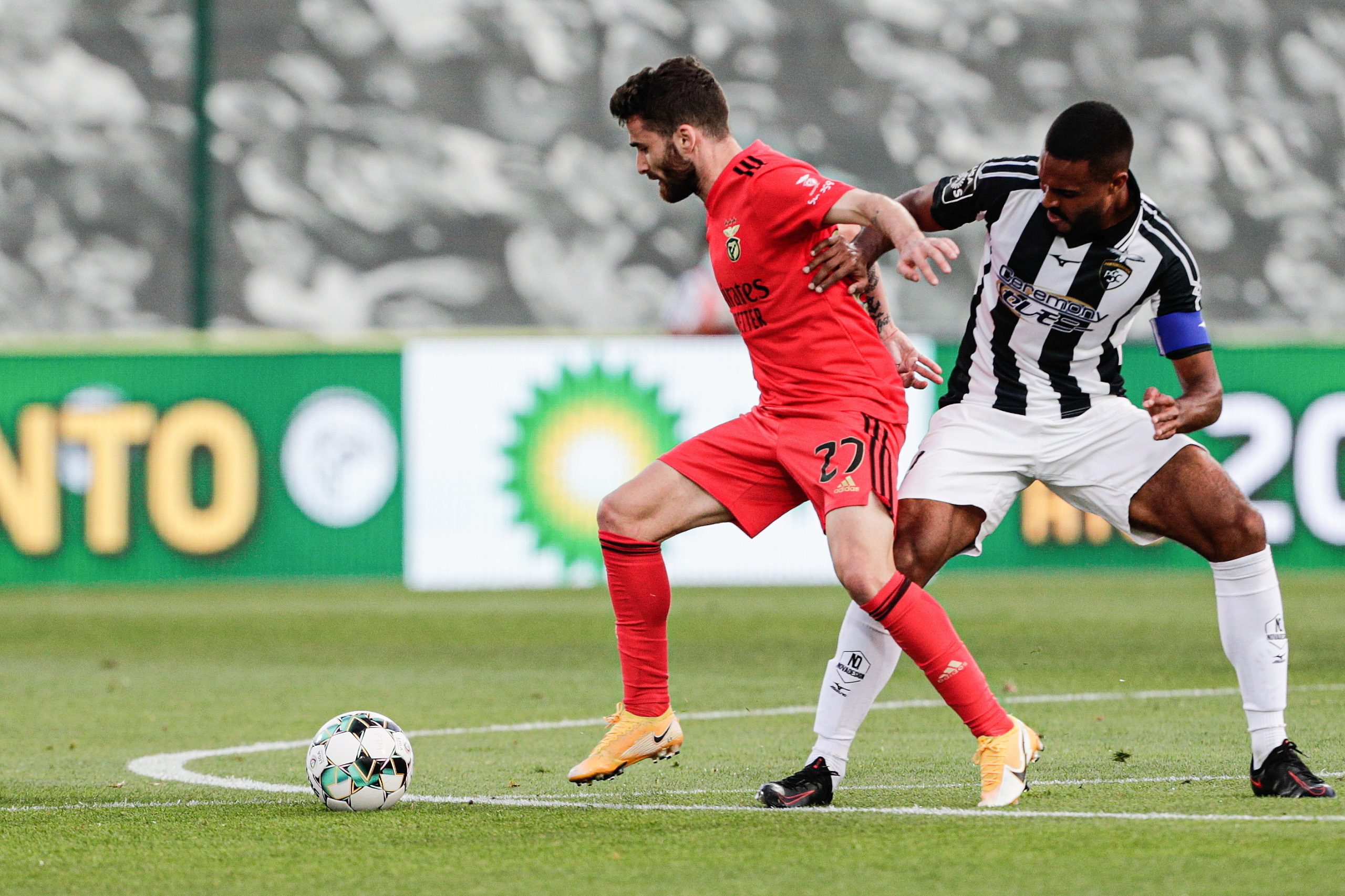 Benfica goleia em Portimão com virada (e recupera o pódio)