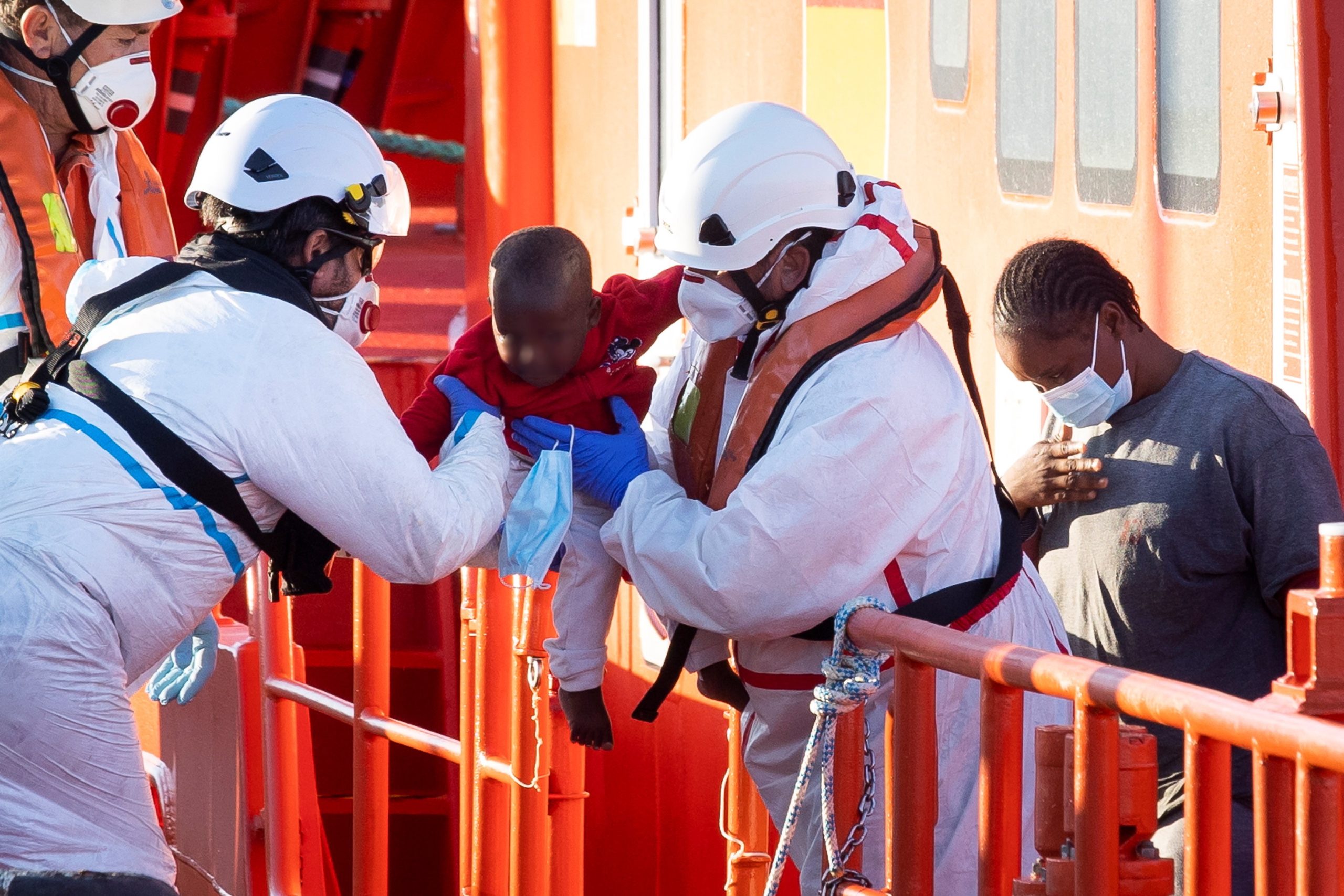 Mais de 300 migrantes do navio dos Médicos sem Fronteiras vão desembarcar na Sicília