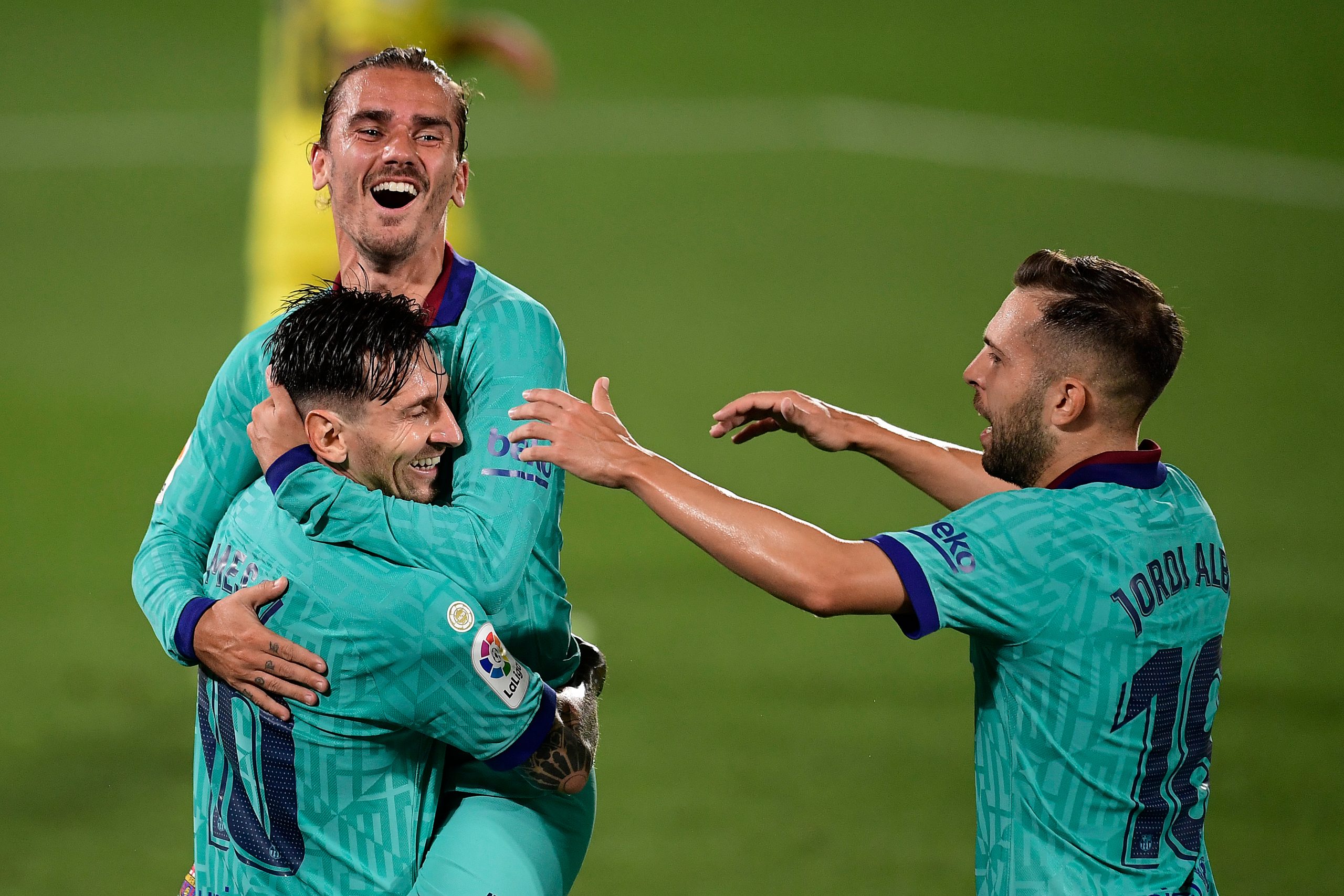 FC Barcelona goleia Villarreal e mantém atraso para Real Madrid