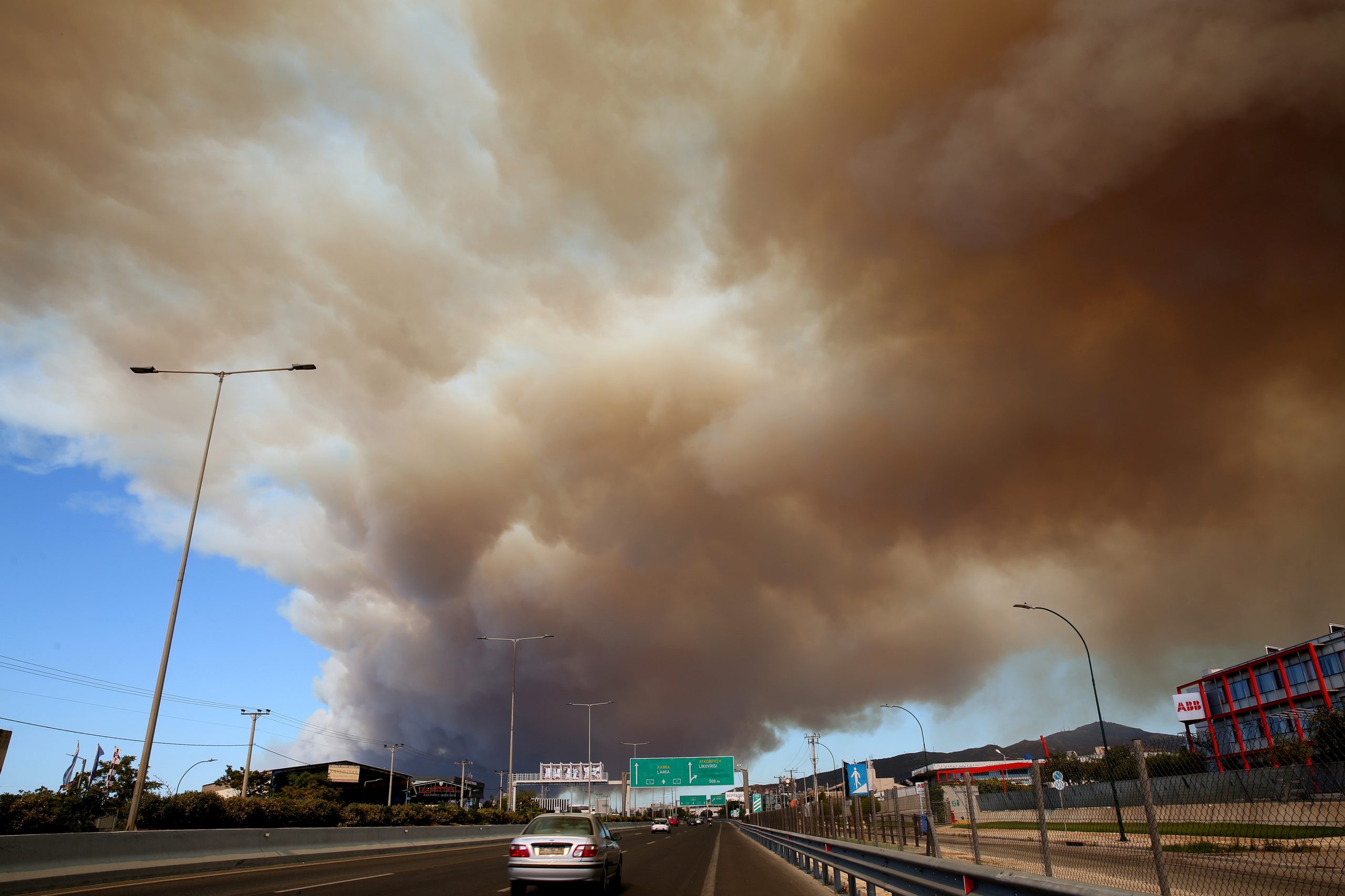 Milhares de pessoas retiradas perto de Atenas devido a dois grandes incêndios