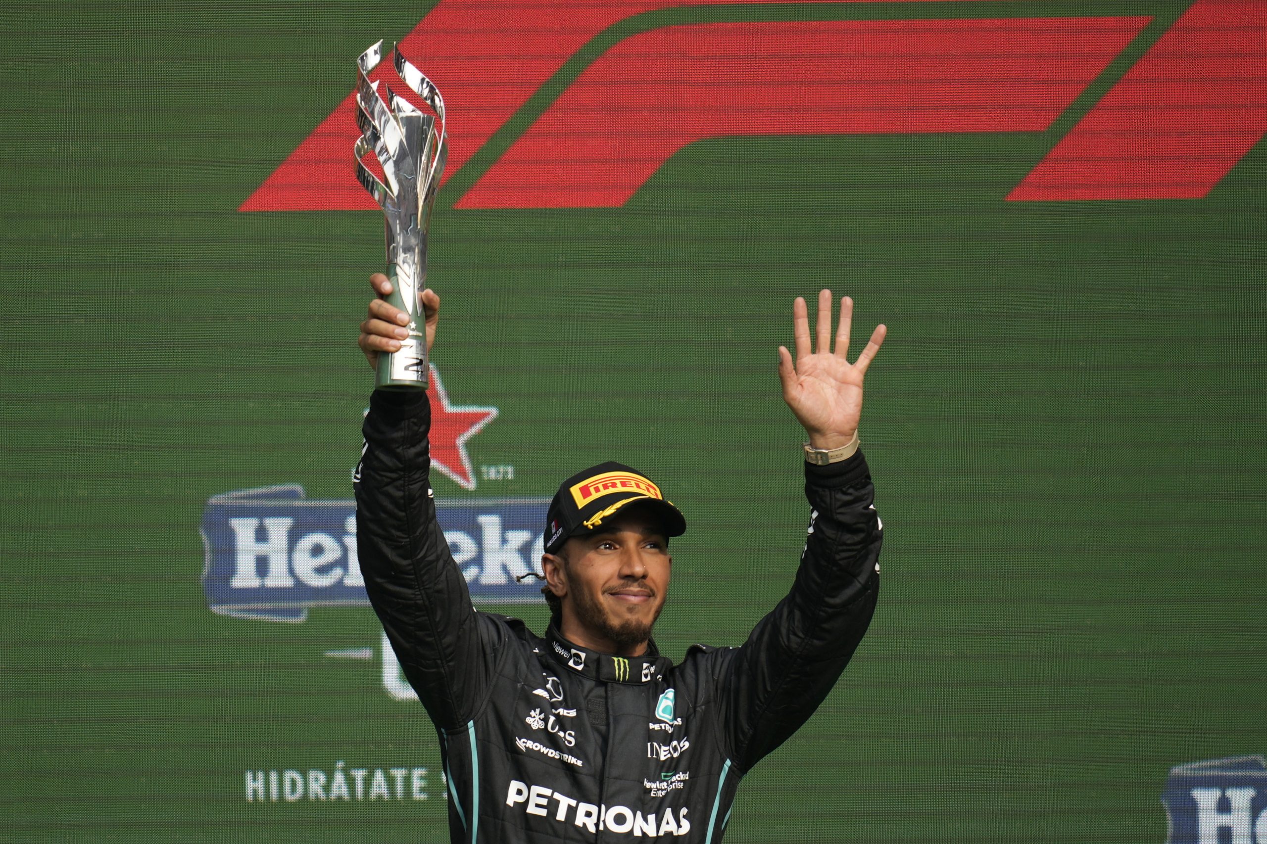 Lewis Hamilton recebe título de cidadão honorário do Brasil, um agradecimento por hastear a bandeira brasileira e usar o capacete de Ayrton Senna em Interlagos