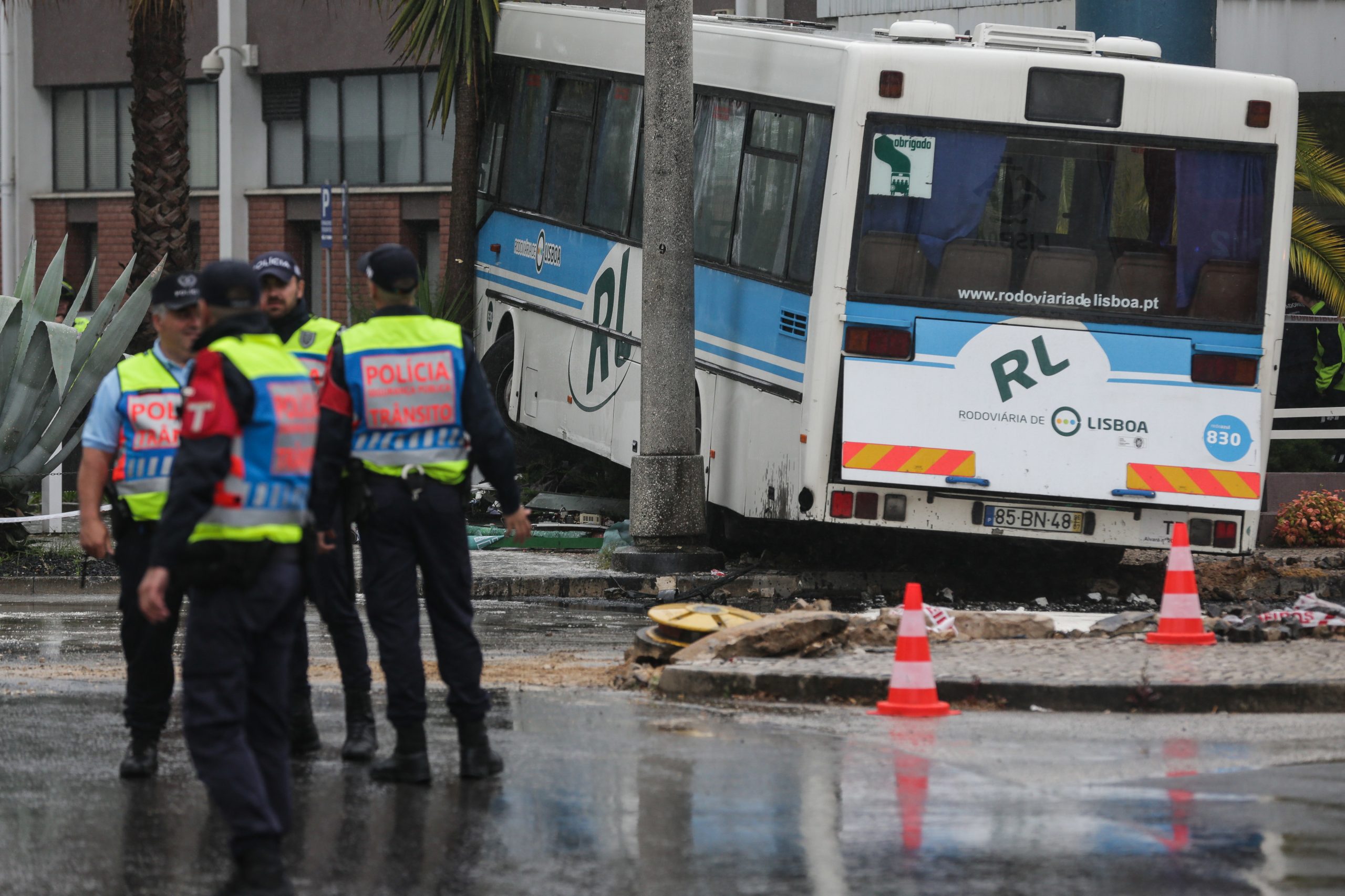 Acidente com autocarro junto ao aeroporto de Lisboa faz 22 feridos