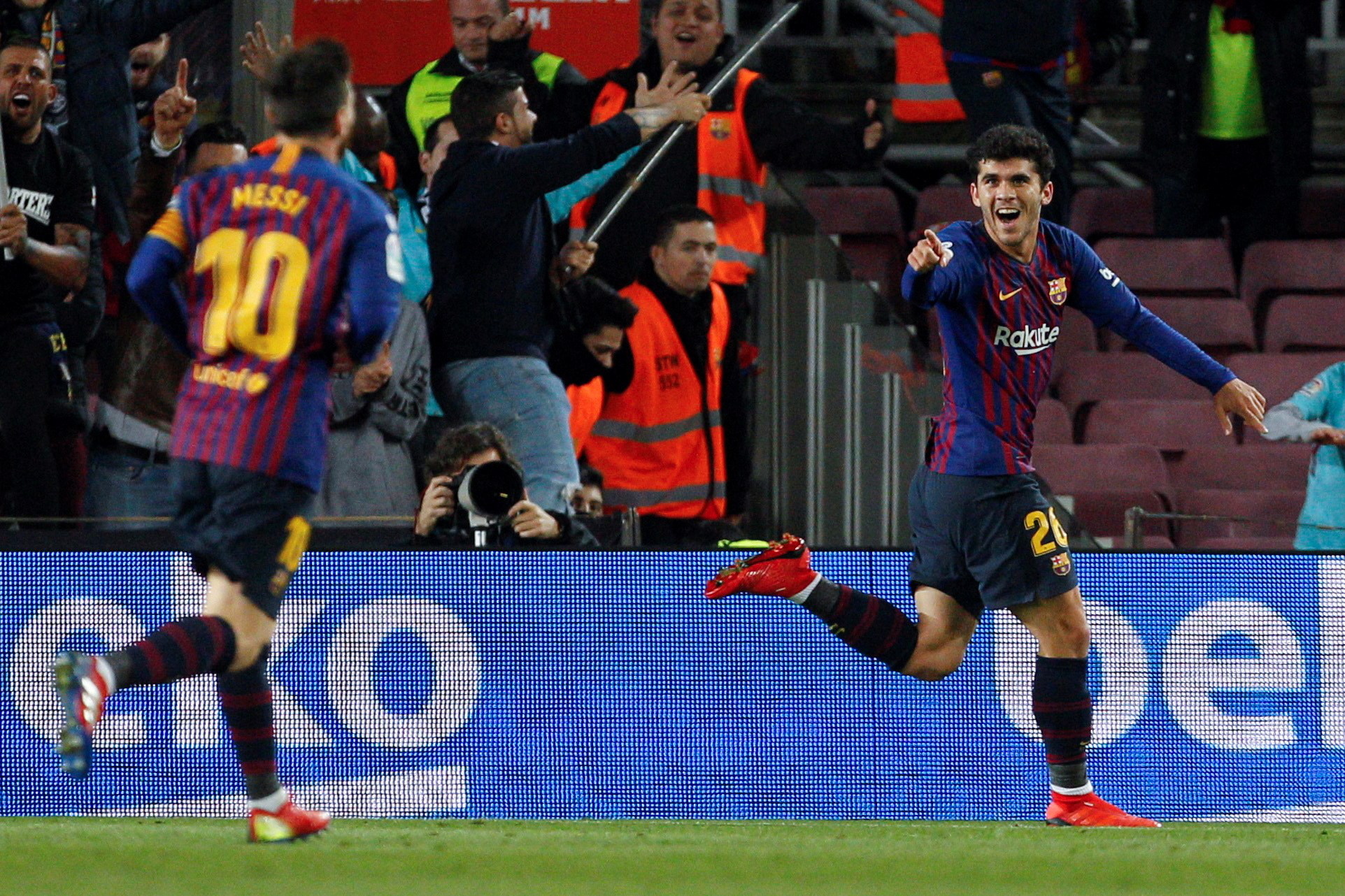 FC Barcelona vence Villarreal e ascende provisoriamente à liderança