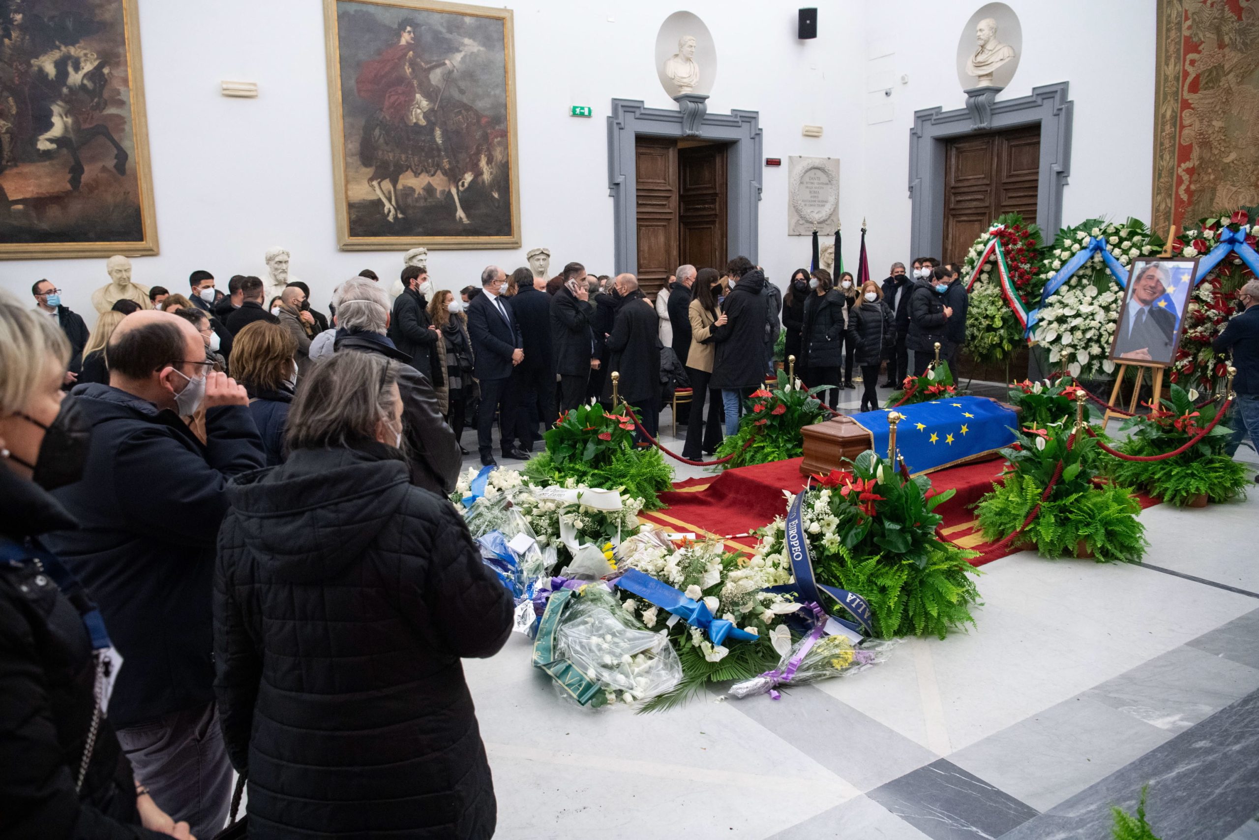 David Sassoli. Centenas de pessoas despedem-se em Roma do presidente do Parlamento Europeu
