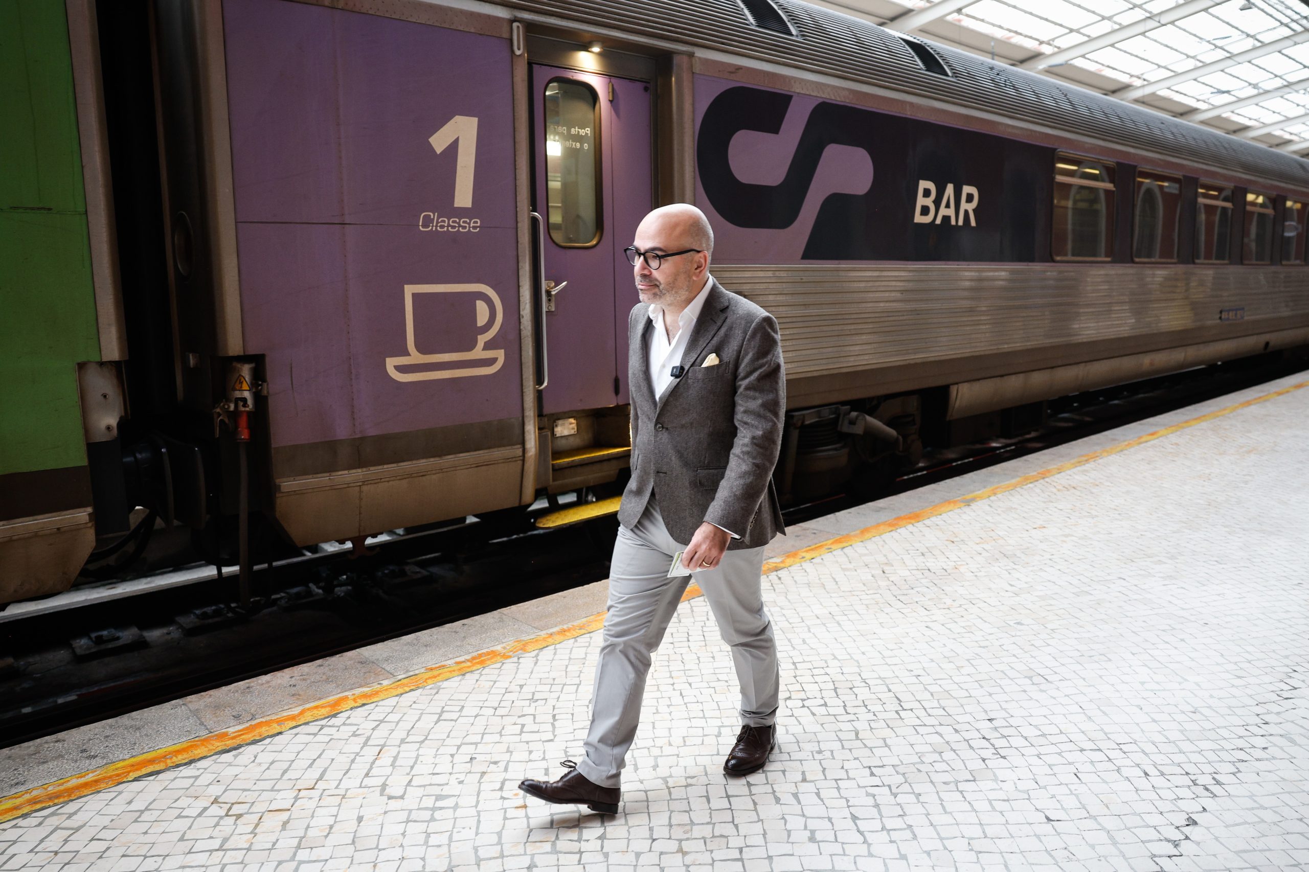 OE2025: Ministro das Infraestruturas diz que fim de “fronteiras” só com passe intermodal nacional