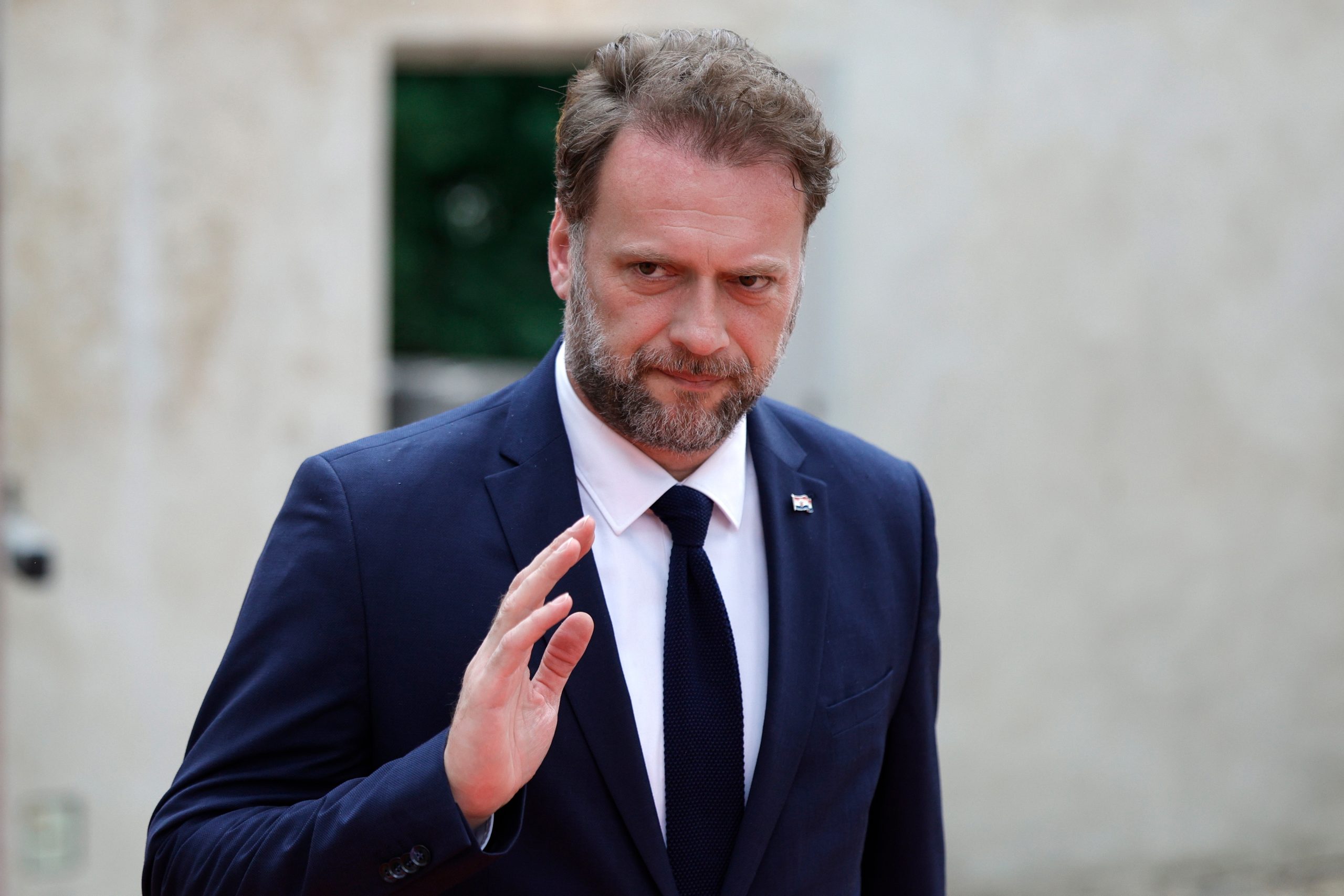 Ministro da Defesa croata demitido após provocar acidente rodoviário