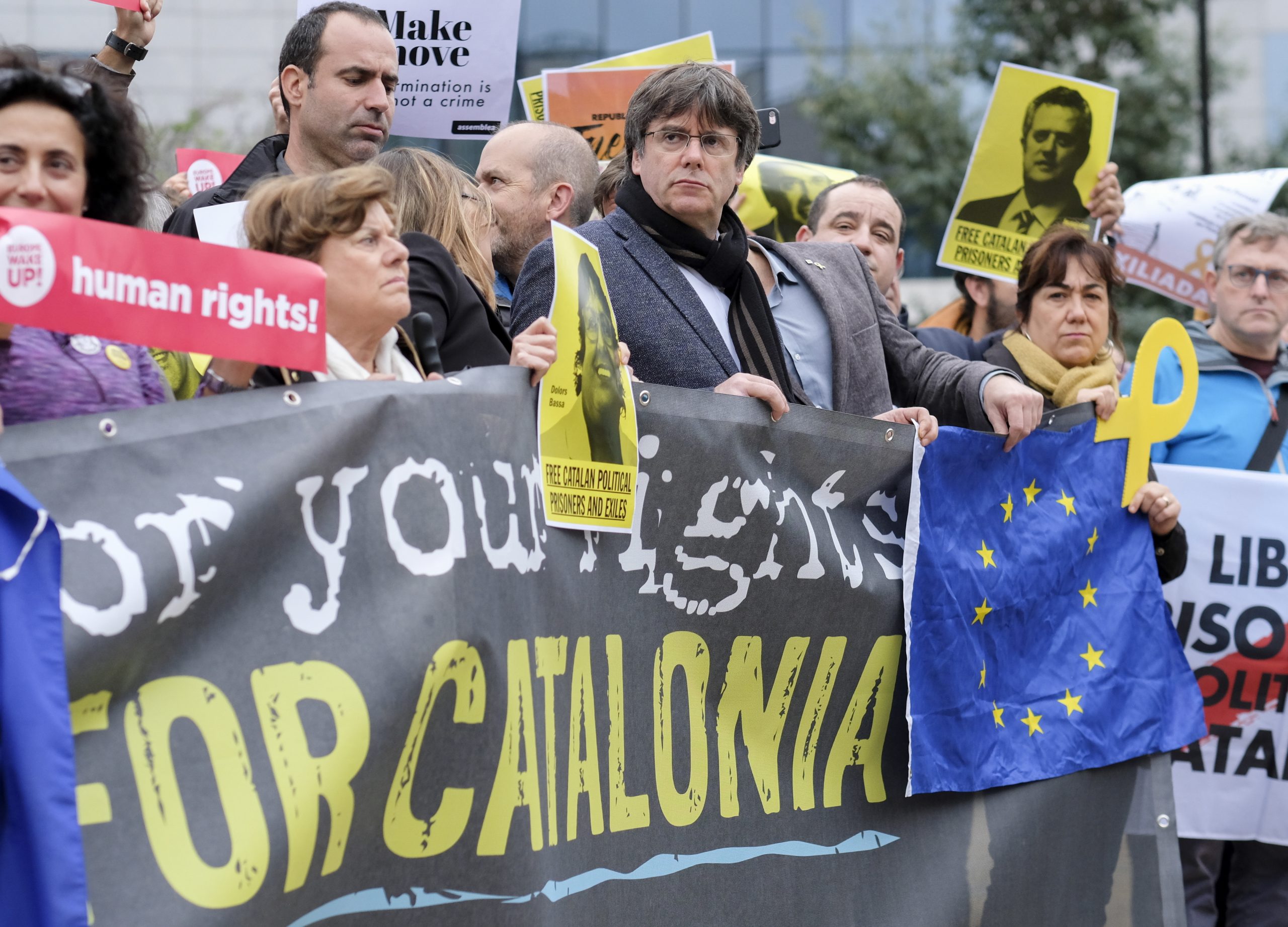 Catalunha: Puigdemont junta-se a manifestantes junto à sede da Comissão Europeia